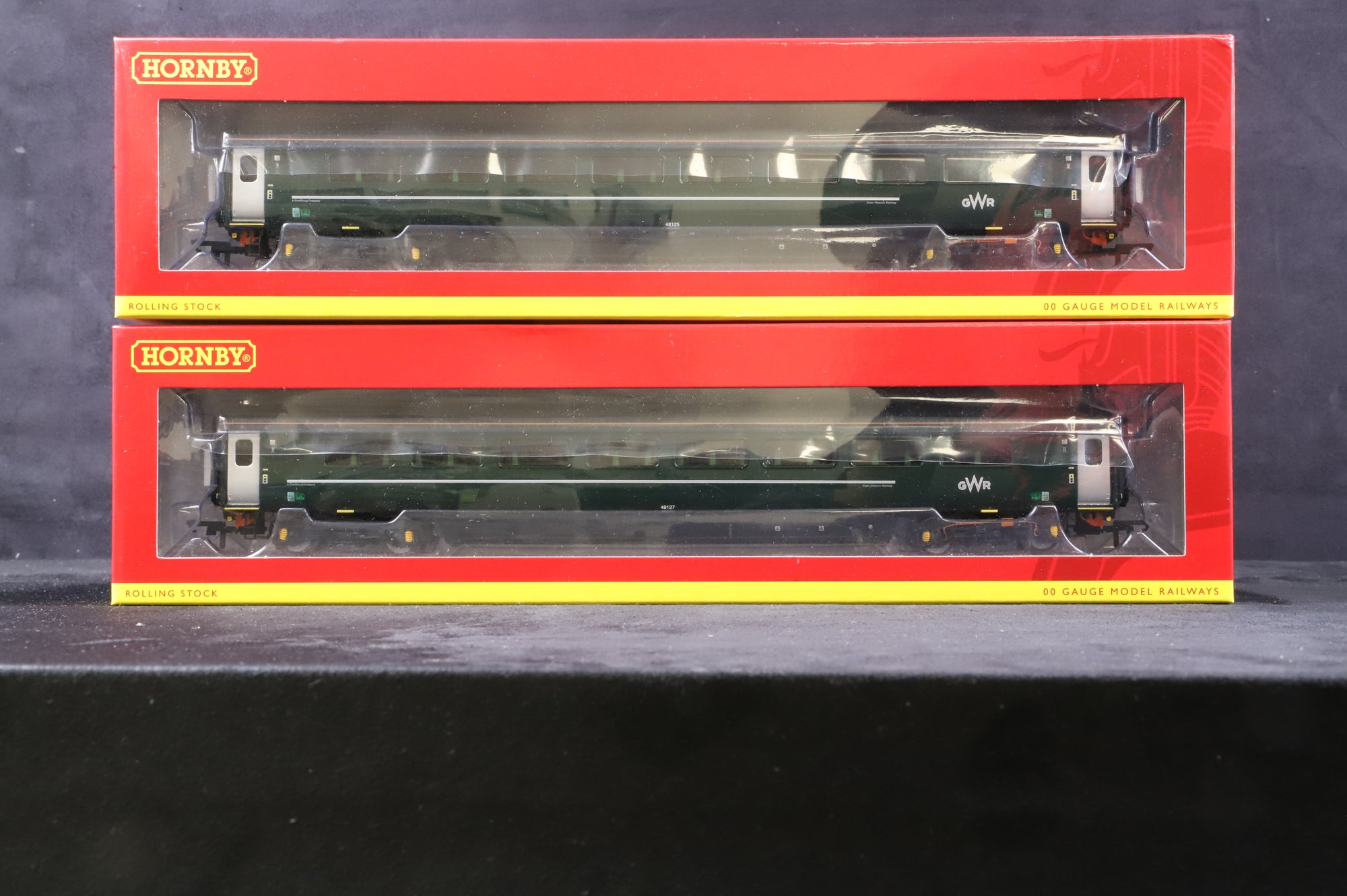 Hornby OO R30098 Class 43 HST Set w/ 2x Mk3 Coaches in GWR Livery