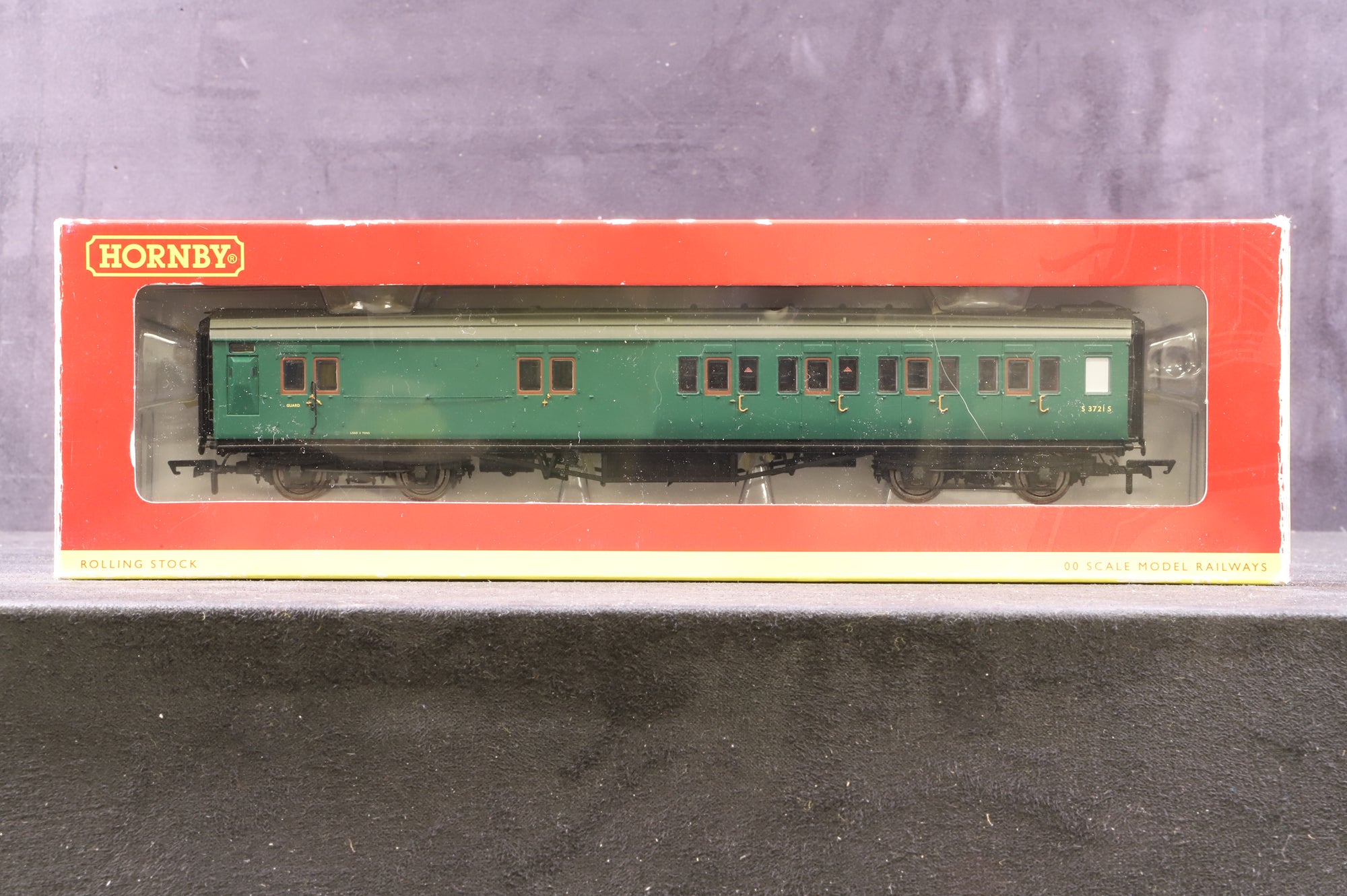 Hornby OO Rake of 3 BR Maunsell Coaches, Inc. R40029A, R4302B & R4395B