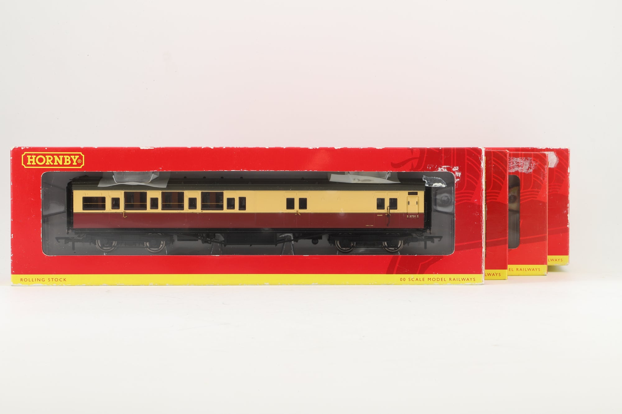 Hornby OO Rake of 4 Maunsell Coaches in BR(S) Crimson/Cream