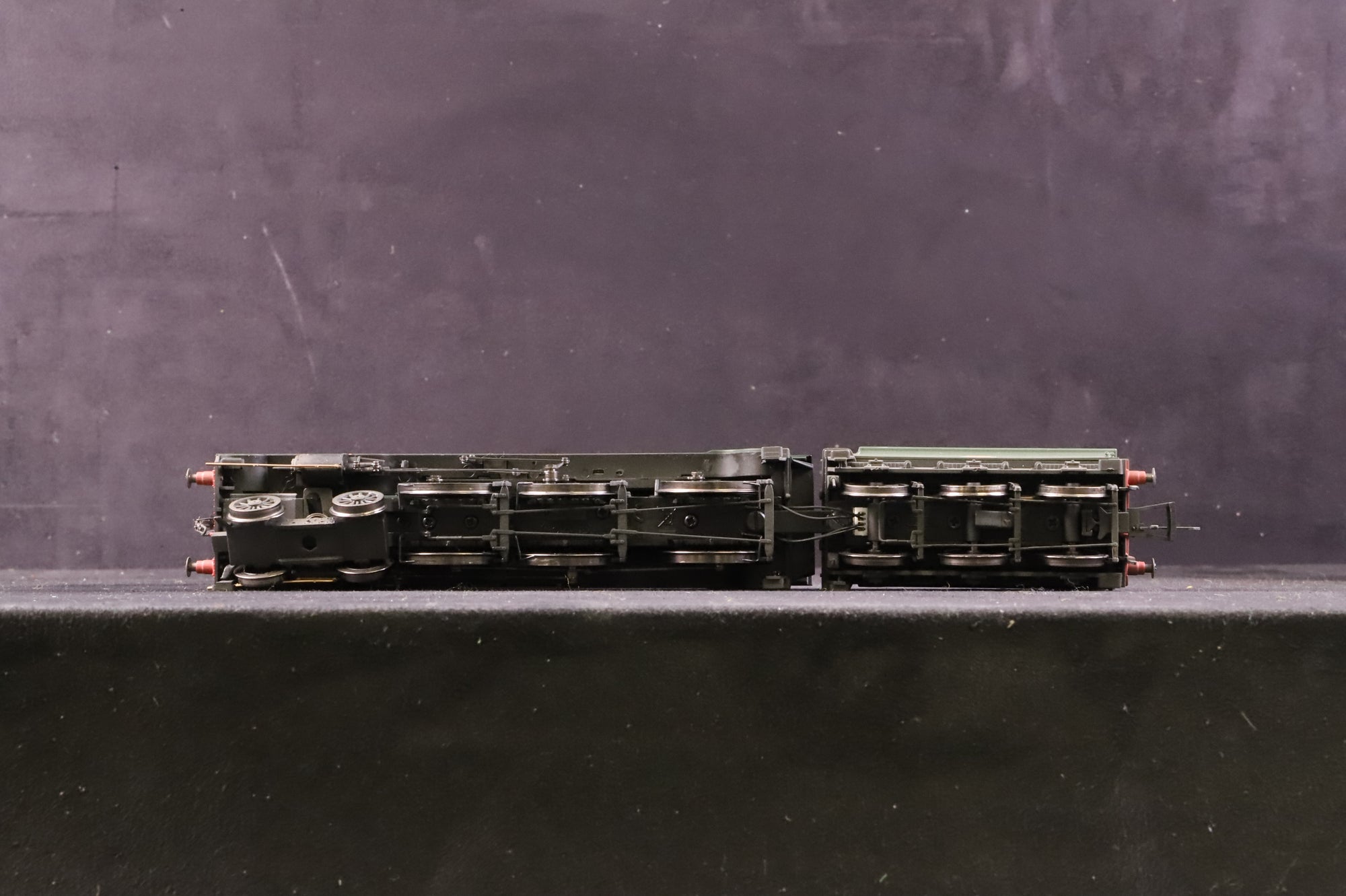 Hornby OO R3318 Class B17/6 61620 'Clumber' in Lined BR Green w/ Early Crests - Lightly Weathered