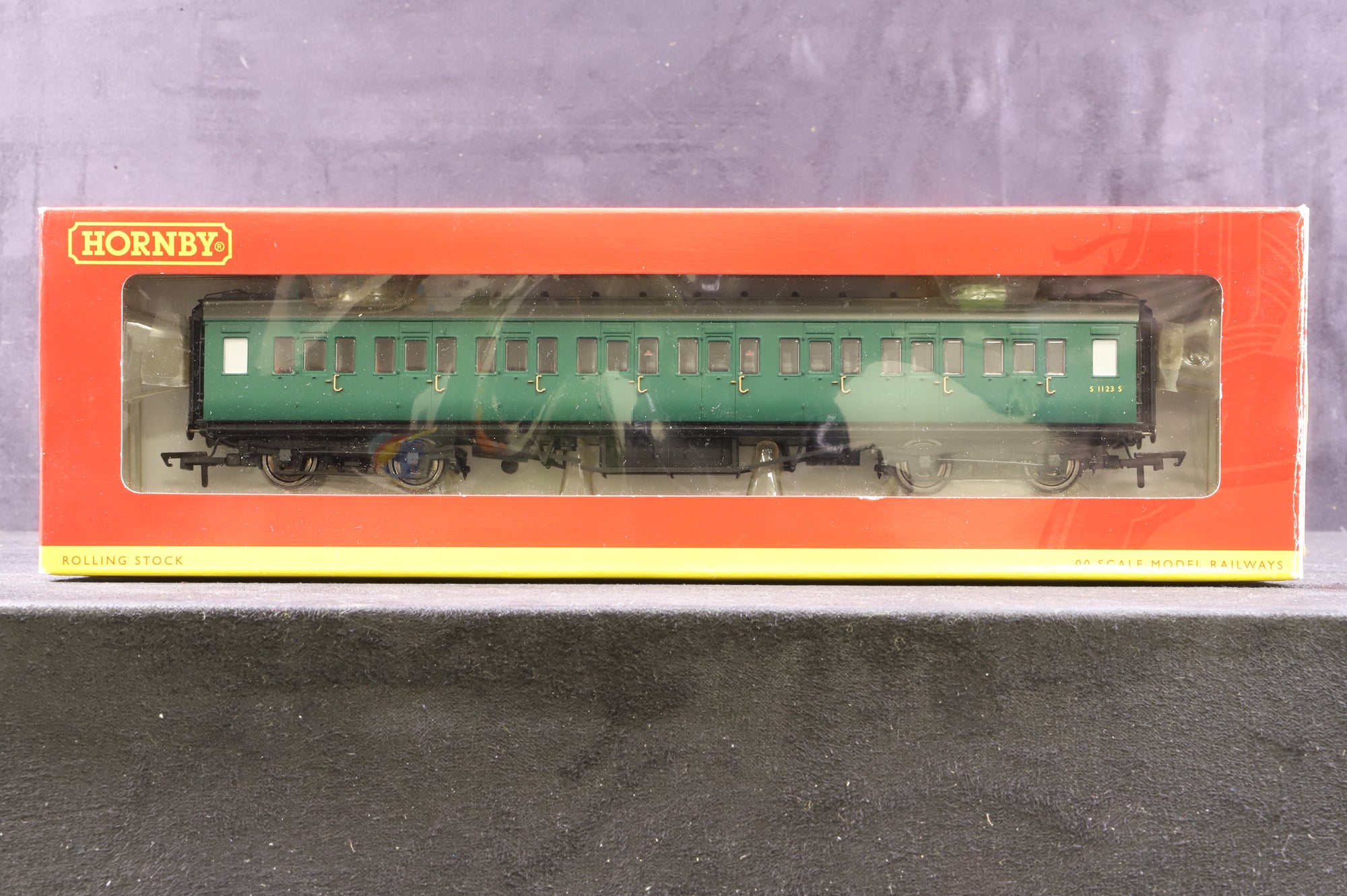 Hornby OO Rake of 3 BR Maunsell Coaches, Inc. R40029A, R4302B & R4395B