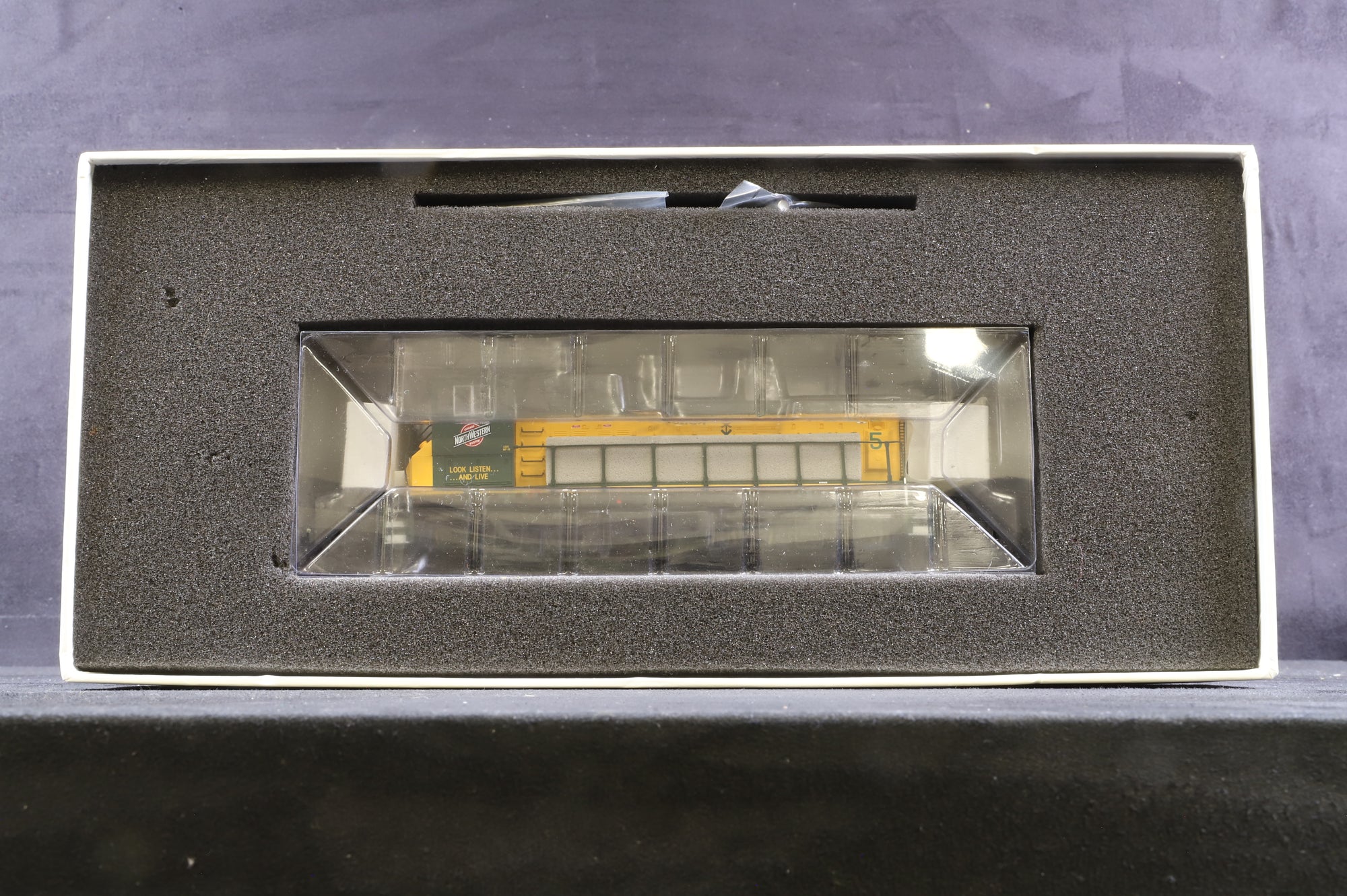 Atlas HO 9473 MP-15DC Chicago & North Western Road '1305' Diesel Locomotive DCC Sound