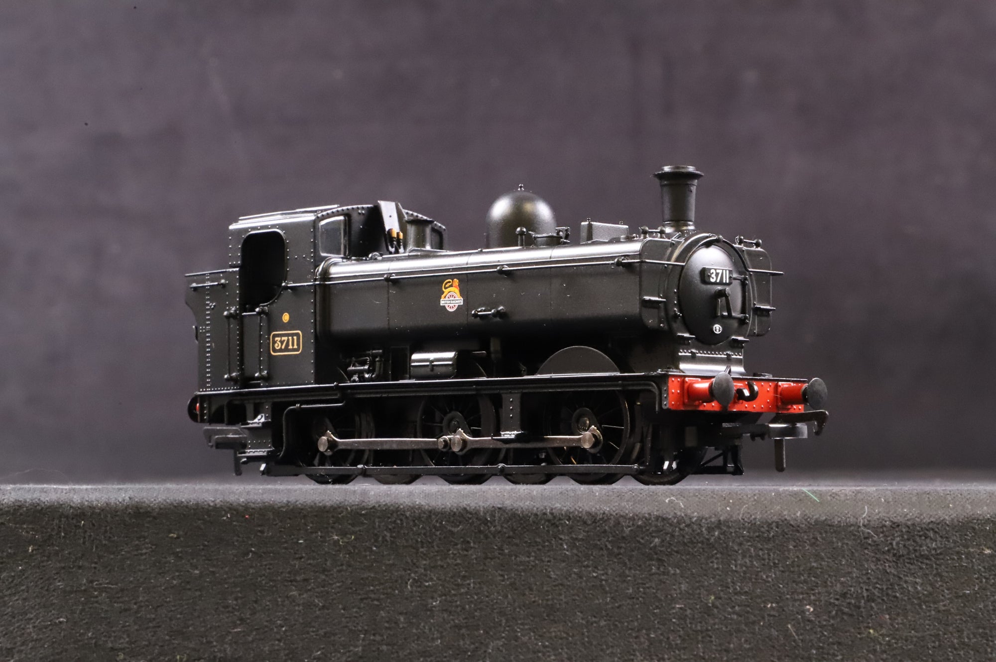 Bachmann OO 32-209 Class 8750 Pannier Tank No.3711 in BR Black w/ Early Crests