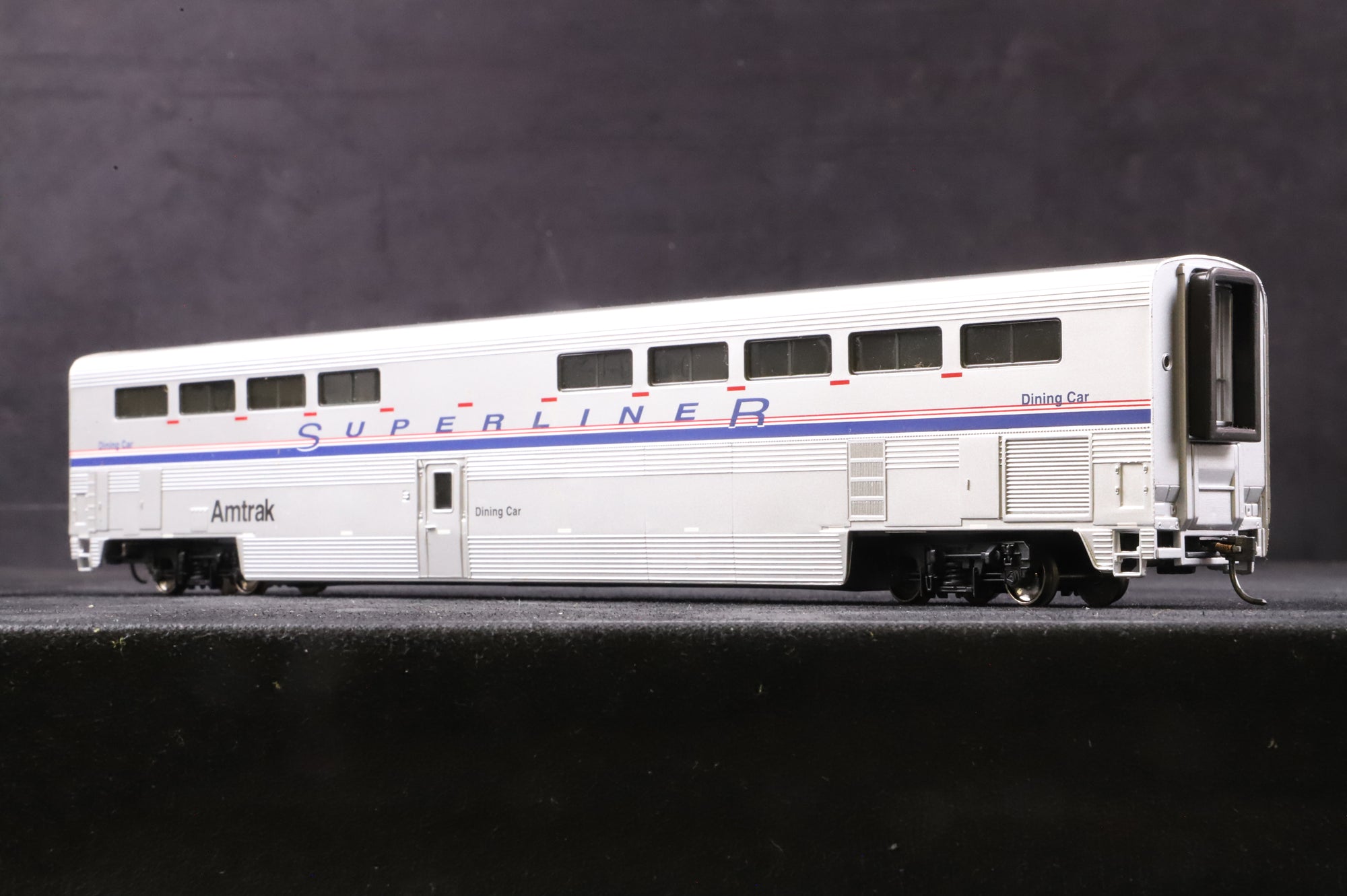 Walthers HO 932-6182 Amtrak Superliner I Diner
