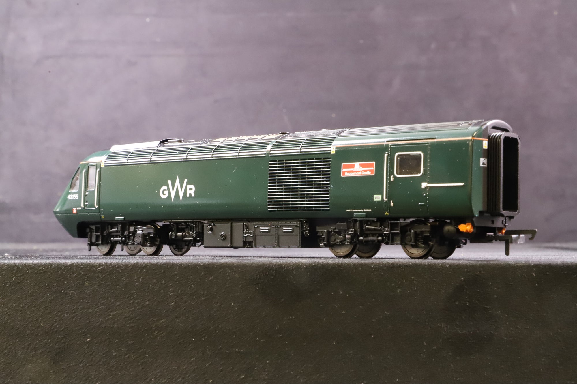 Hornby OO R30098 Class 43 HST Set w/ 2x Mk3 Coaches in GWR Livery