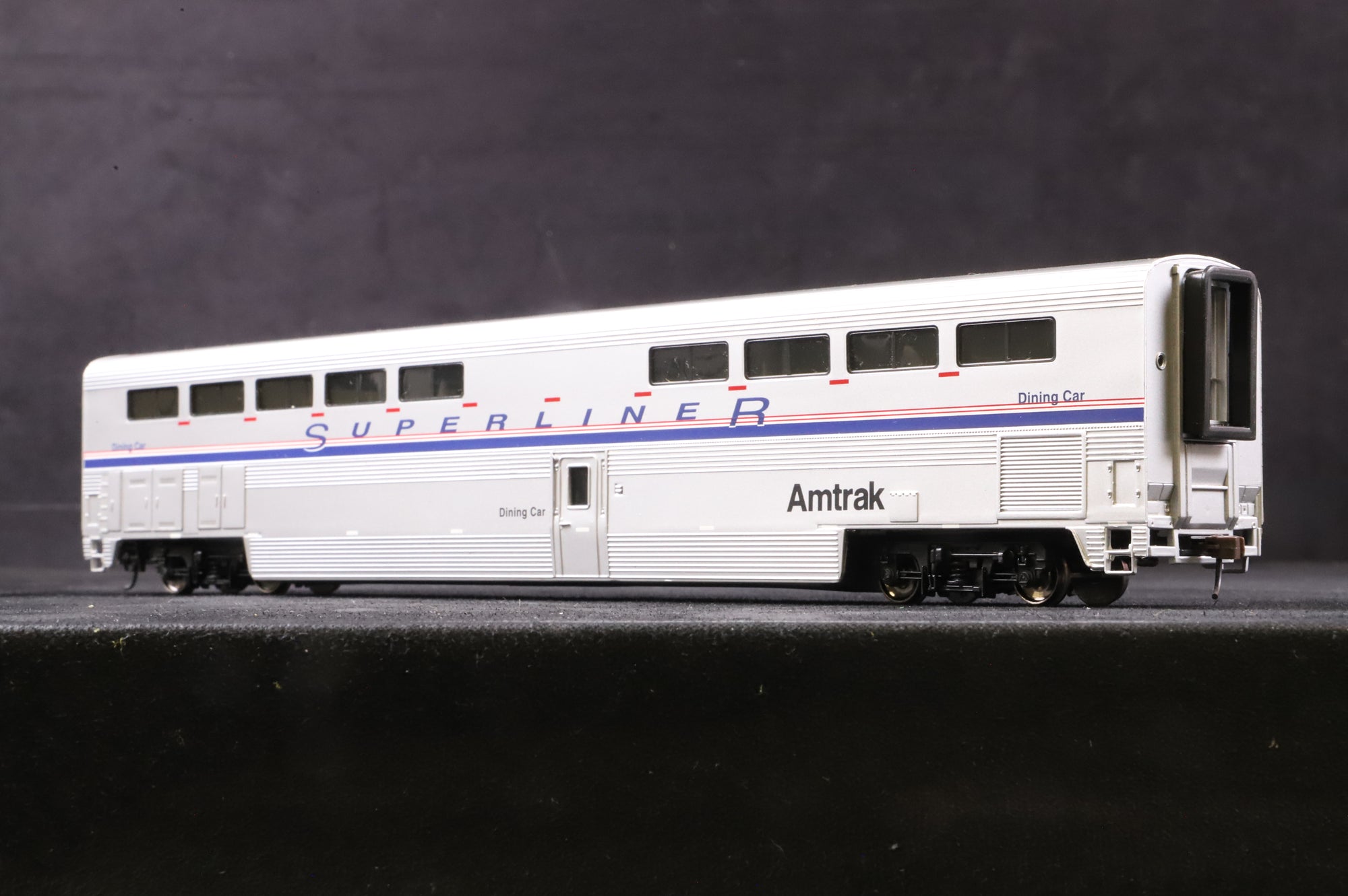 Walthers HO 932-6182 Amtrak Superliner I Diner
