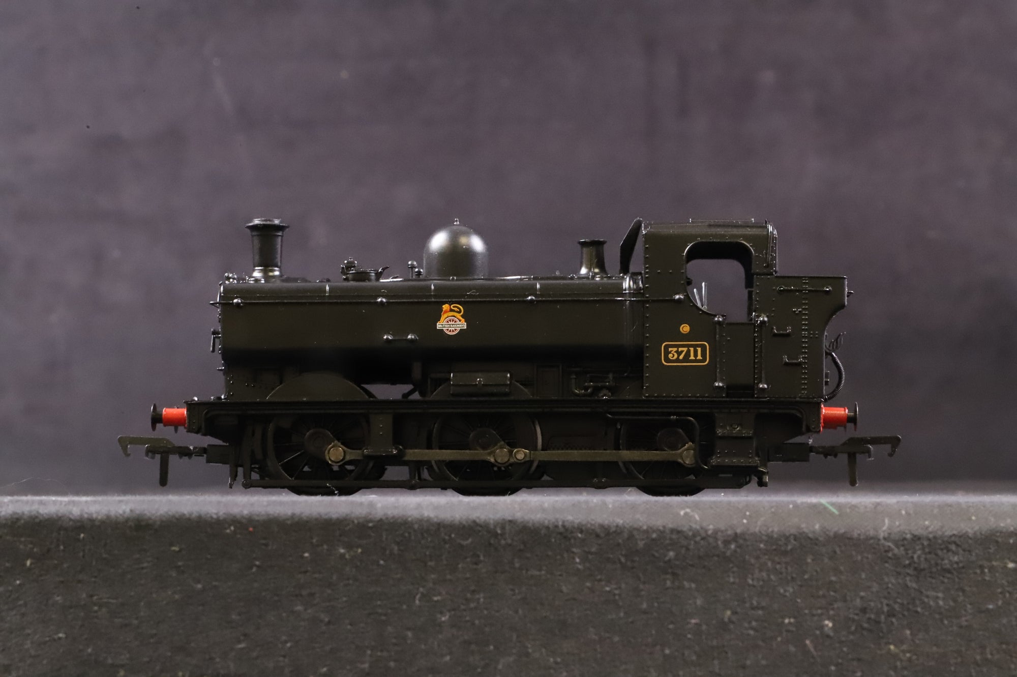 Bachmann OO 32-209 Class 8750 Pannier Tank No.3711 in BR Black w/ Early Crests