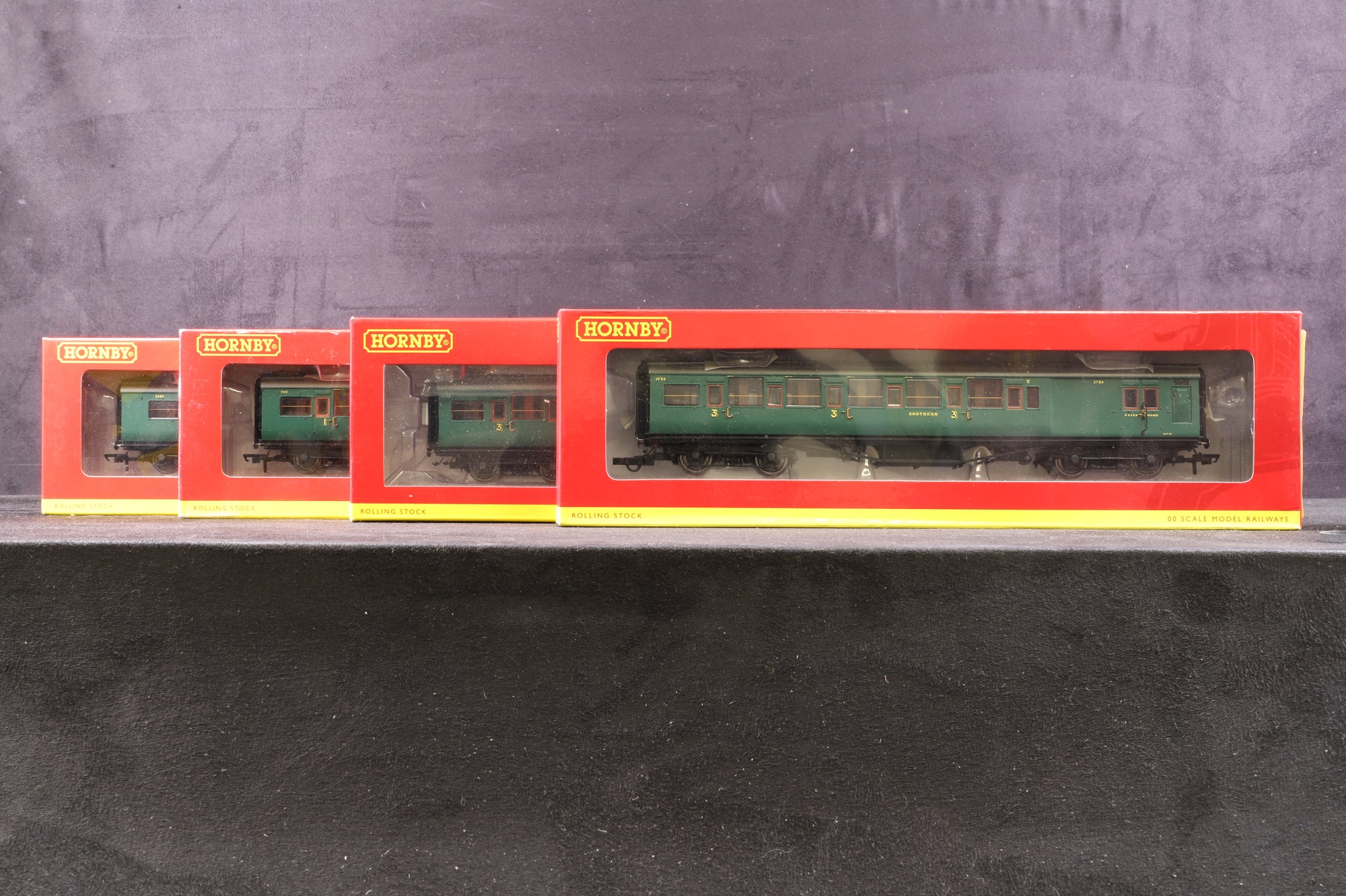 Hornby OO Rake of 4 SR Maunsell Coaches, Inc. R4338A, R4339C, R4337 & R4737
