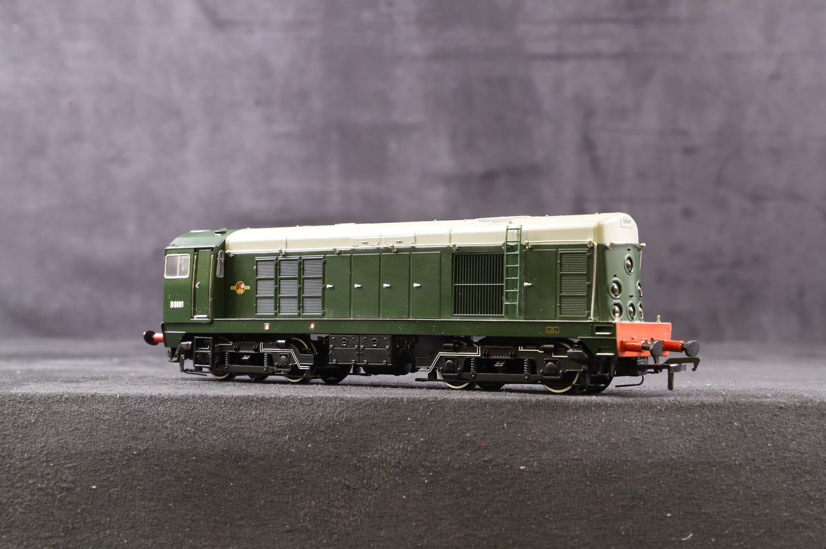 Bachmann OO 32-027Y/1 and Y/2 Class 20 Pack D8000 &amp; D8001 in BR green with Discs. Limited edition 355/504