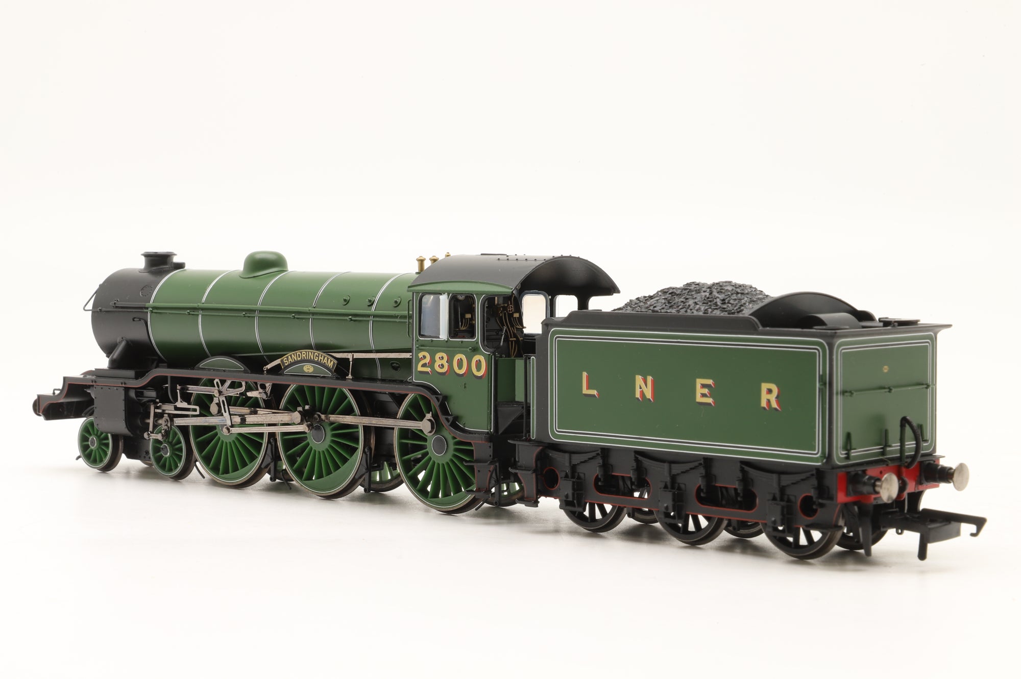 Hornby OO R2920X Class B17/1 '2800' 'Sandringhman' LNER Apple Green
