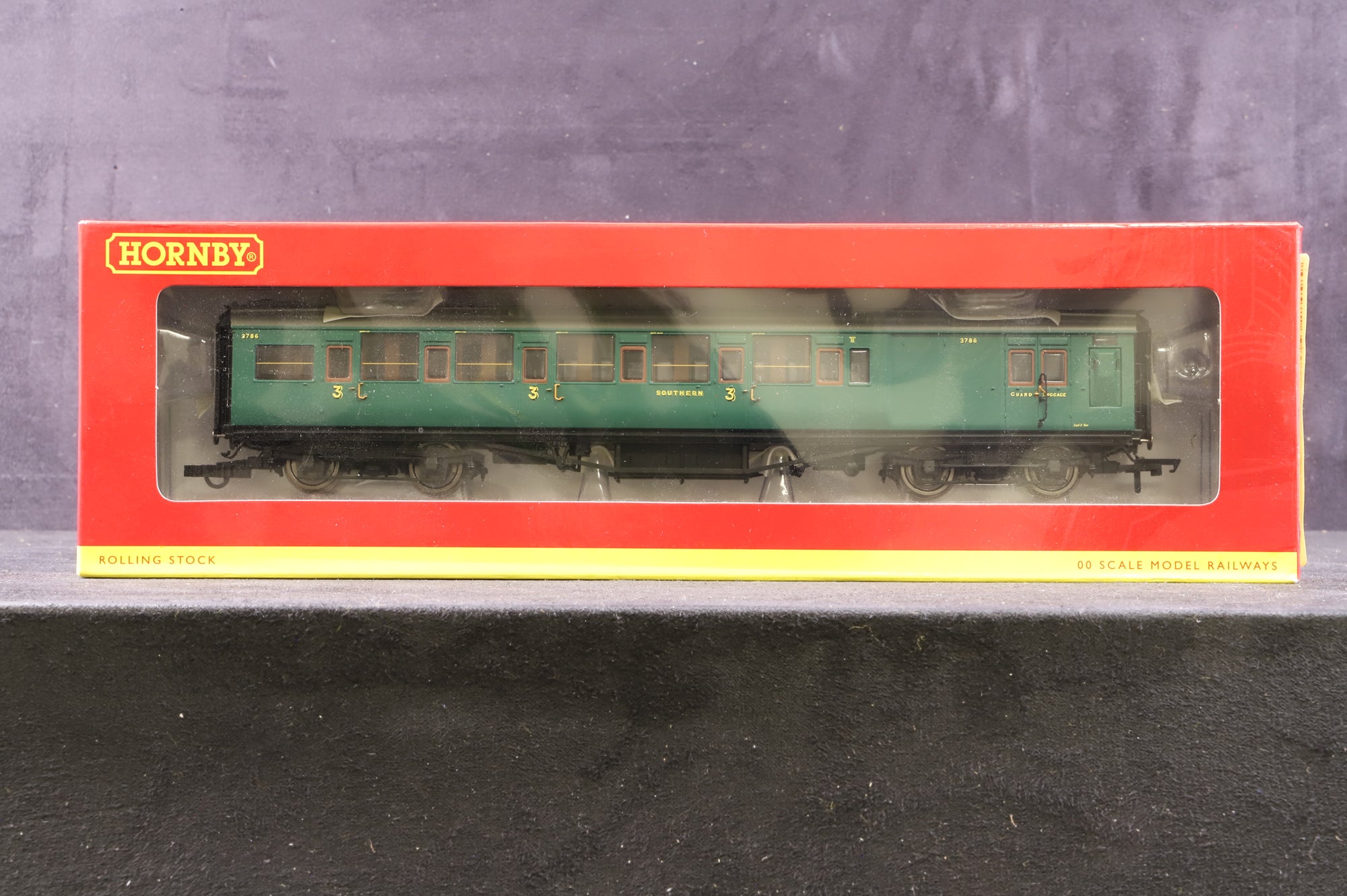 Hornby OO Rake of 4 SR Maunsell Coaches, Inc. R4338A, R4339C, R4337 & R4737