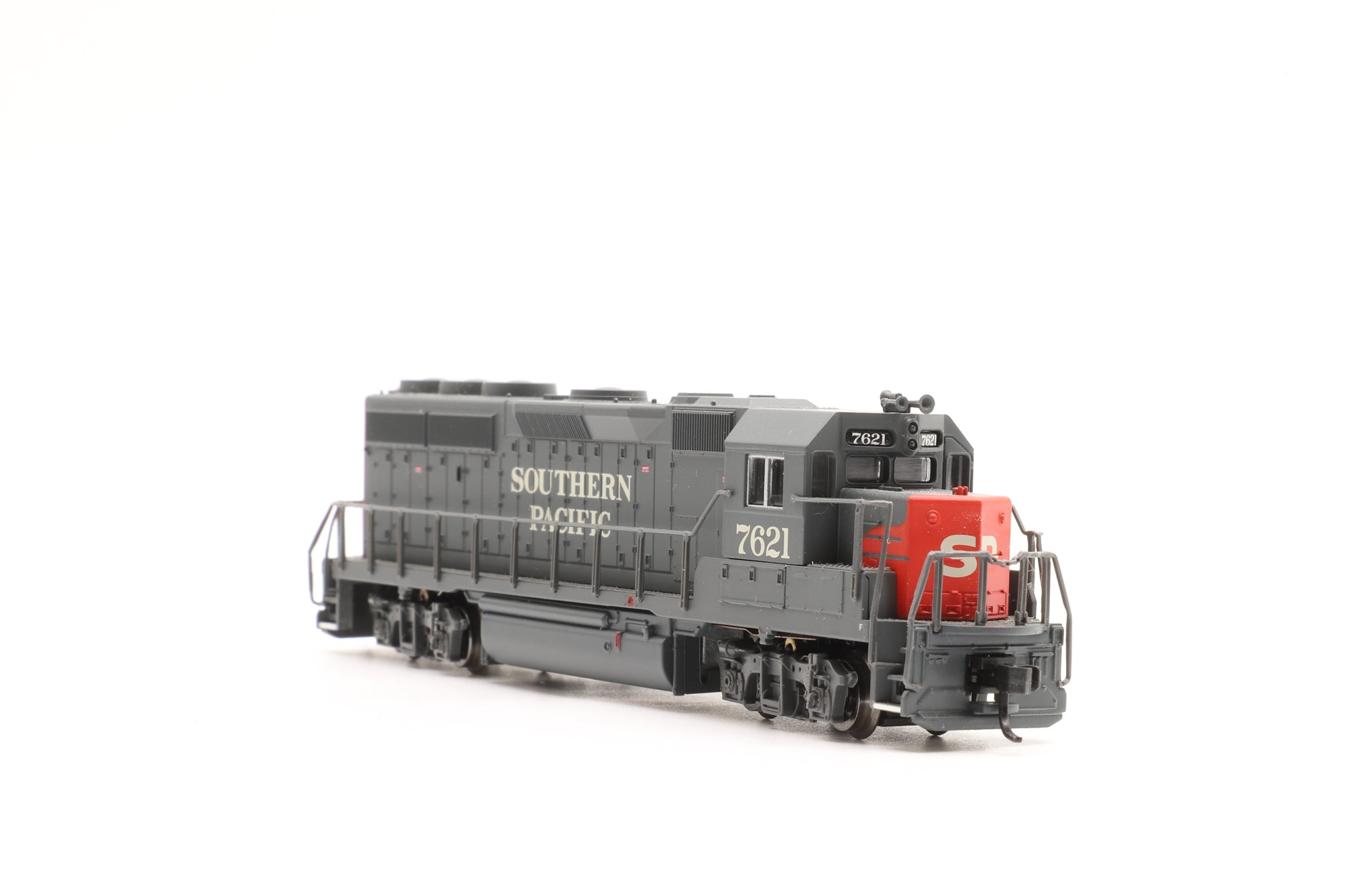 Atlas N 48636 GP-40-2 7621 in SP Grey/Red
