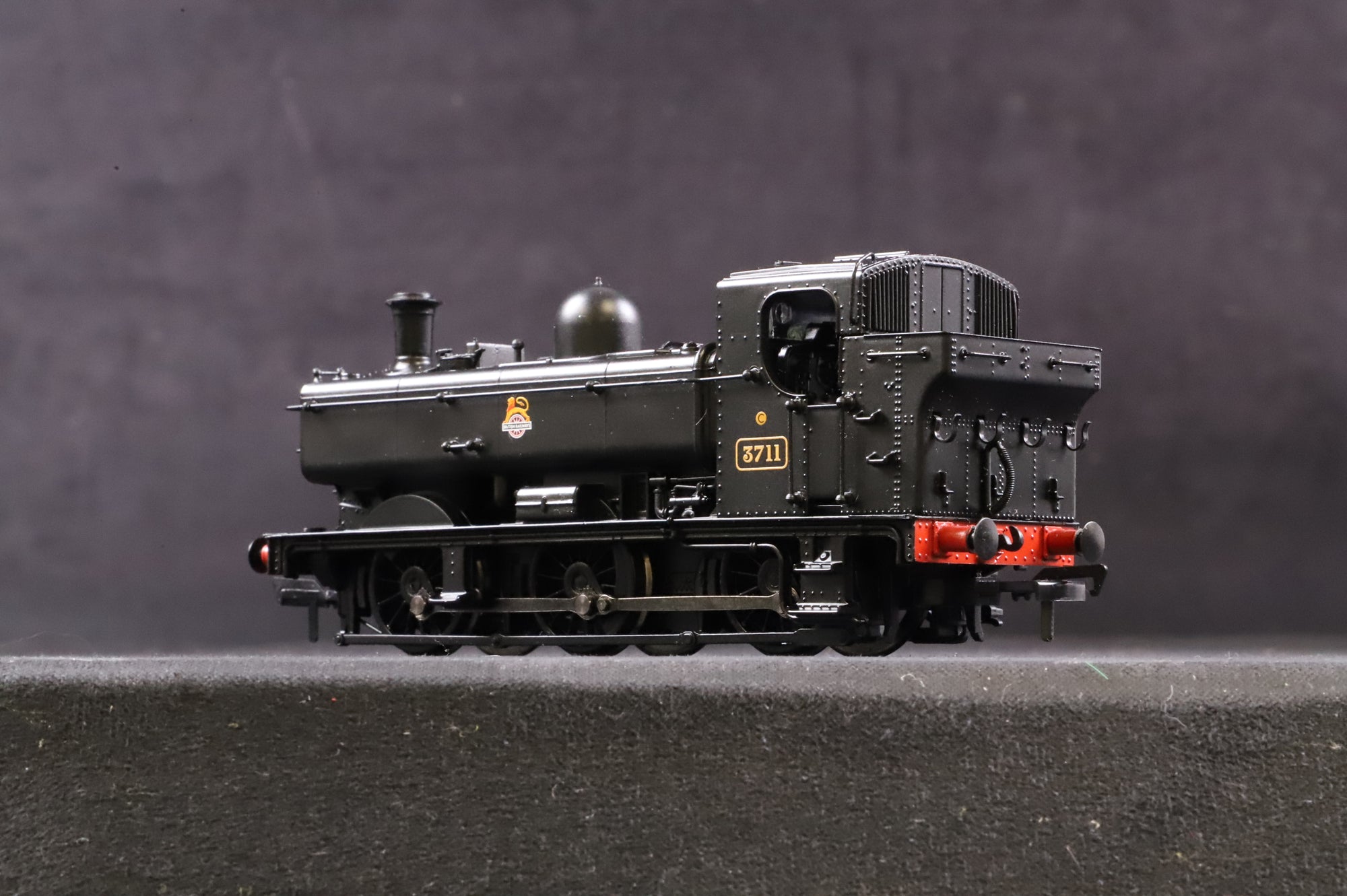 Bachmann OO 32-209 Class 8750 Pannier Tank No.3711 in BR Black w/ Early Crests