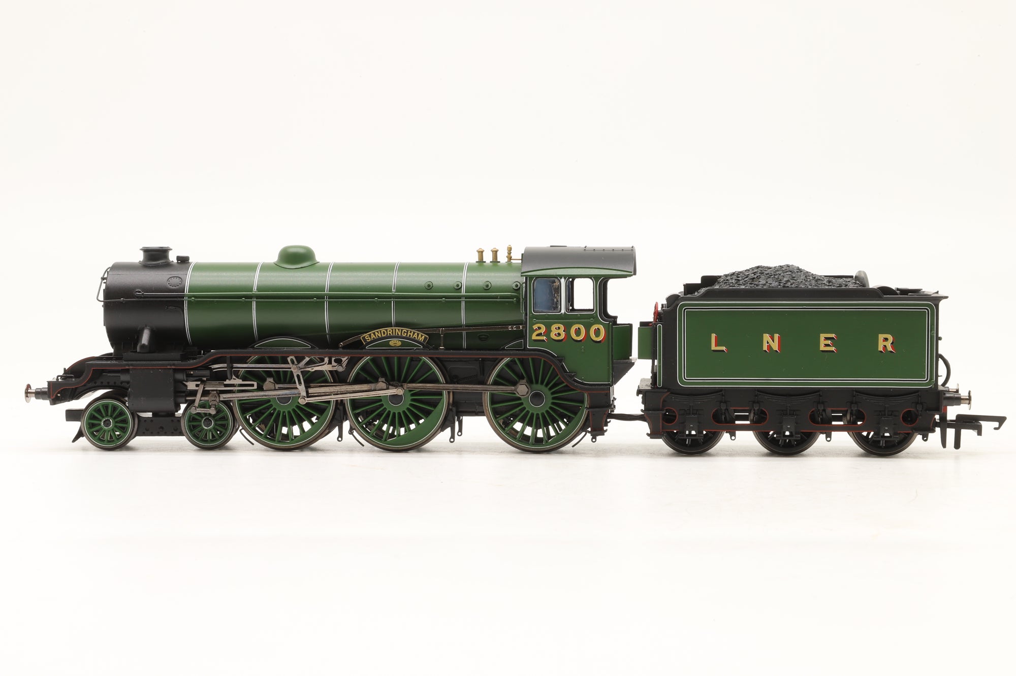 Hornby OO R2920X Class B17/1 '2800' 'Sandringhman' LNER Apple Green
