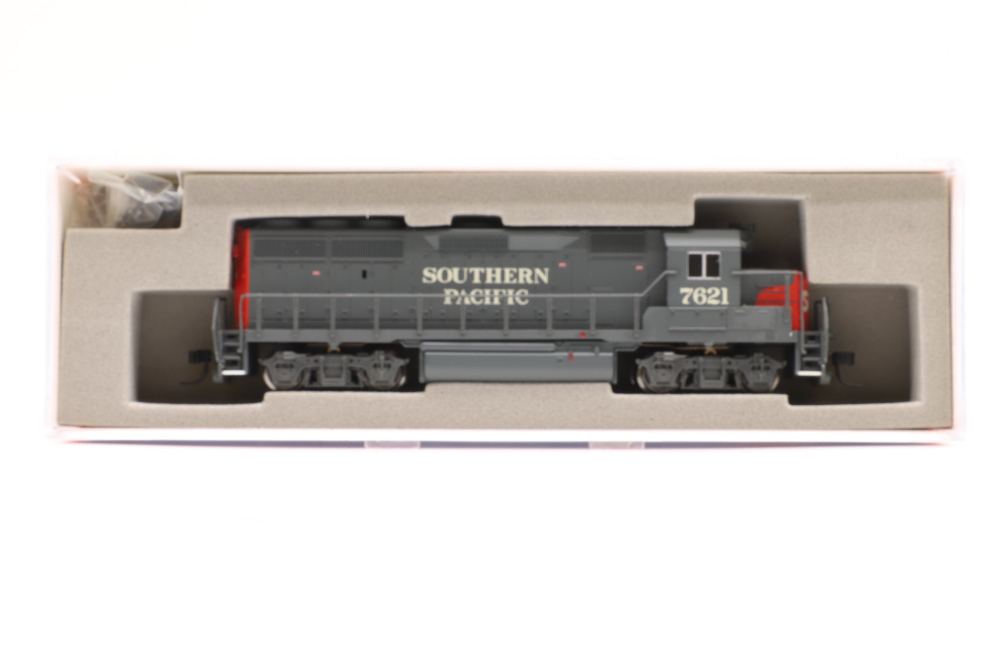 Atlas N 48636 GP-40-2 7621 in SP Grey/Red