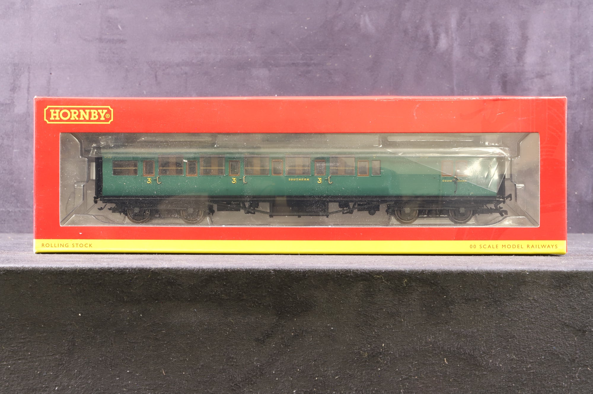 Hornby OO Rake of 4 SR Maunsell Coaches, Inc. R4338A, R4339C, R4337 & R4737