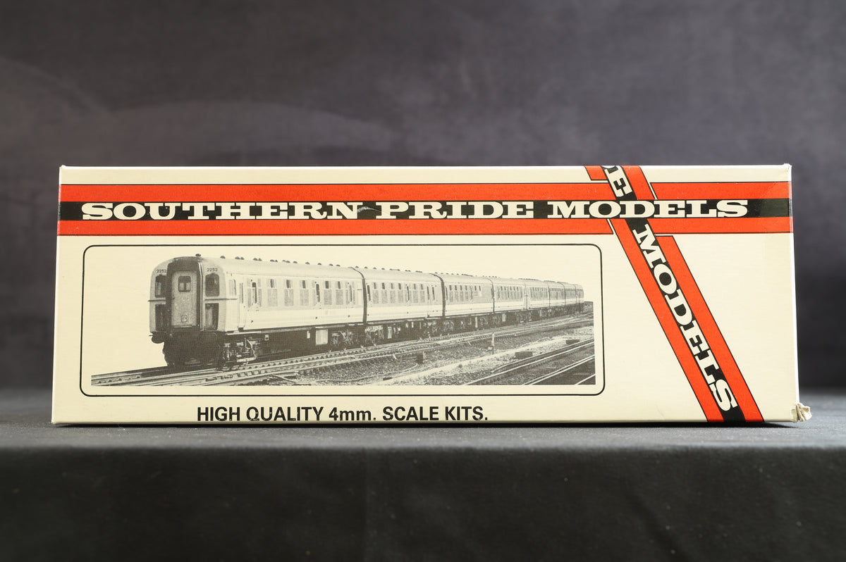 Southern Pride Models OO BR 951 BR Diesel Electric Multiple Unit Class 207, BR Green, 3-Car Kit