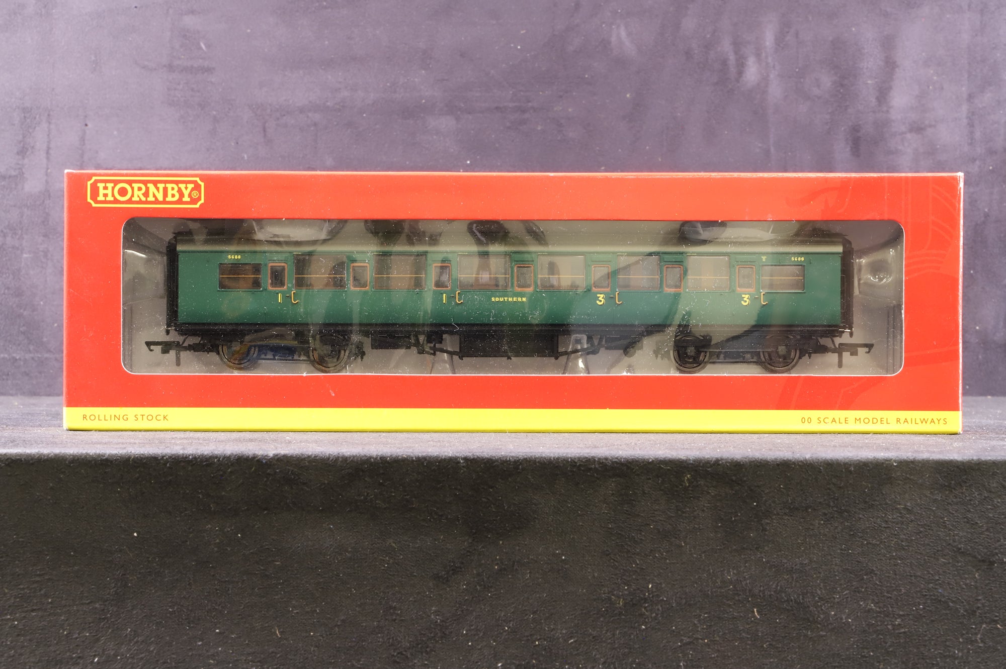 Hornby OO Rake of 4 SR Maunsell Coaches, Inc. R4338A, R4339C, R4337 & R4737