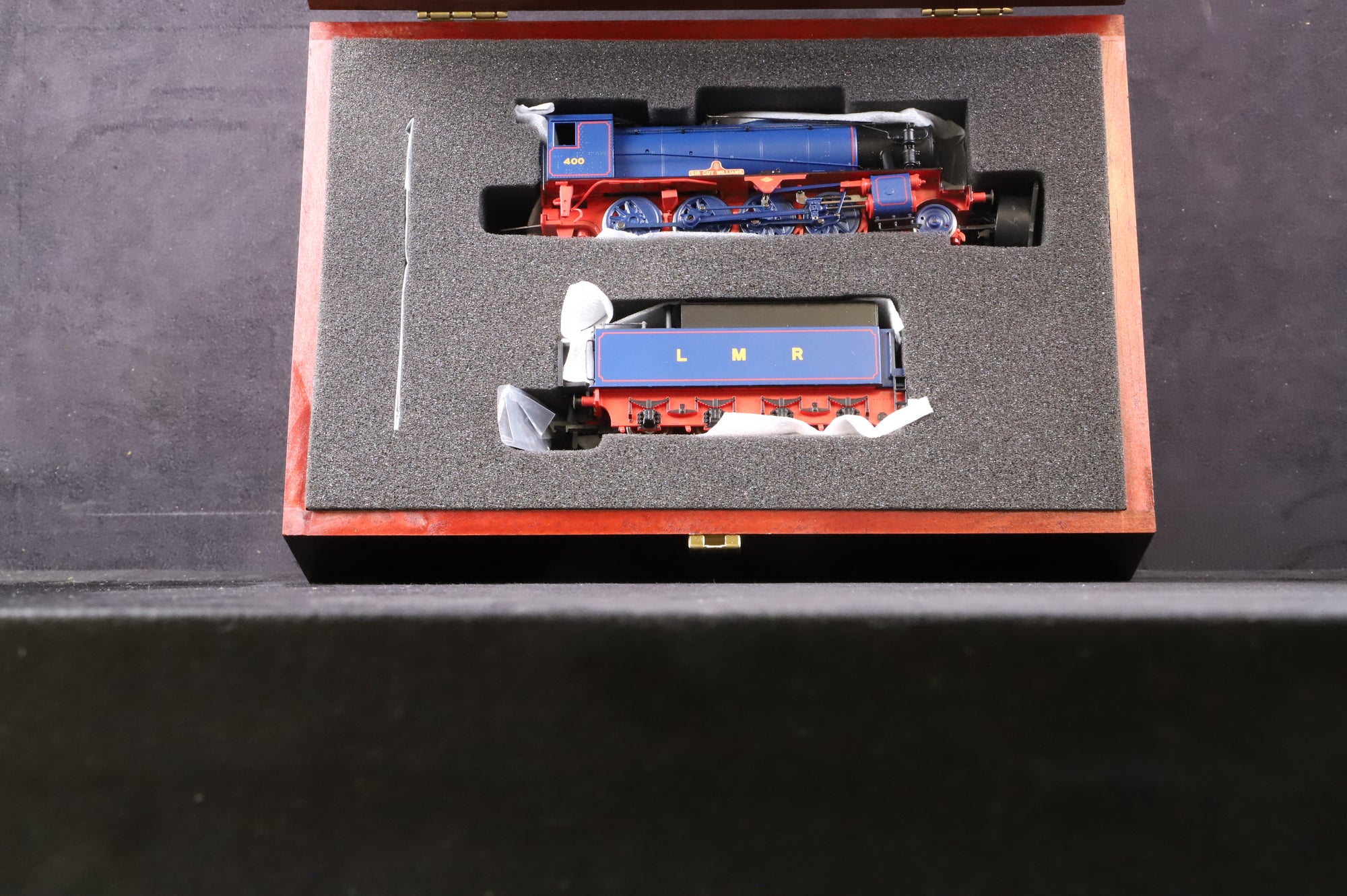 Bachmann OO 32-250 WD Austerity 2-8-0 'Sir Guy Williams' LMR Blue Ltd Ed 861/ 2000