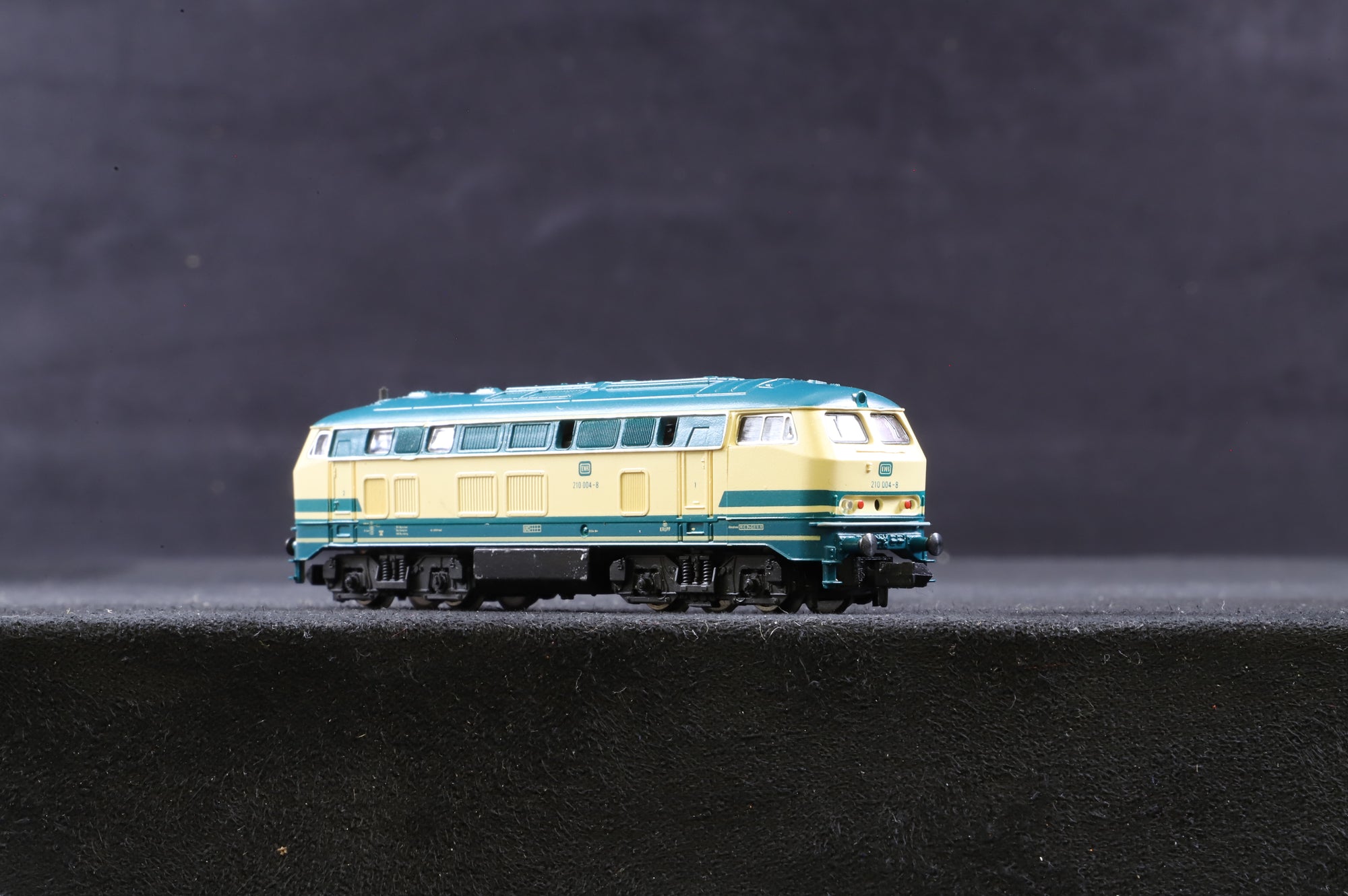 Fleischmann N 7233 DB Diesel Loco BR 210 004-8