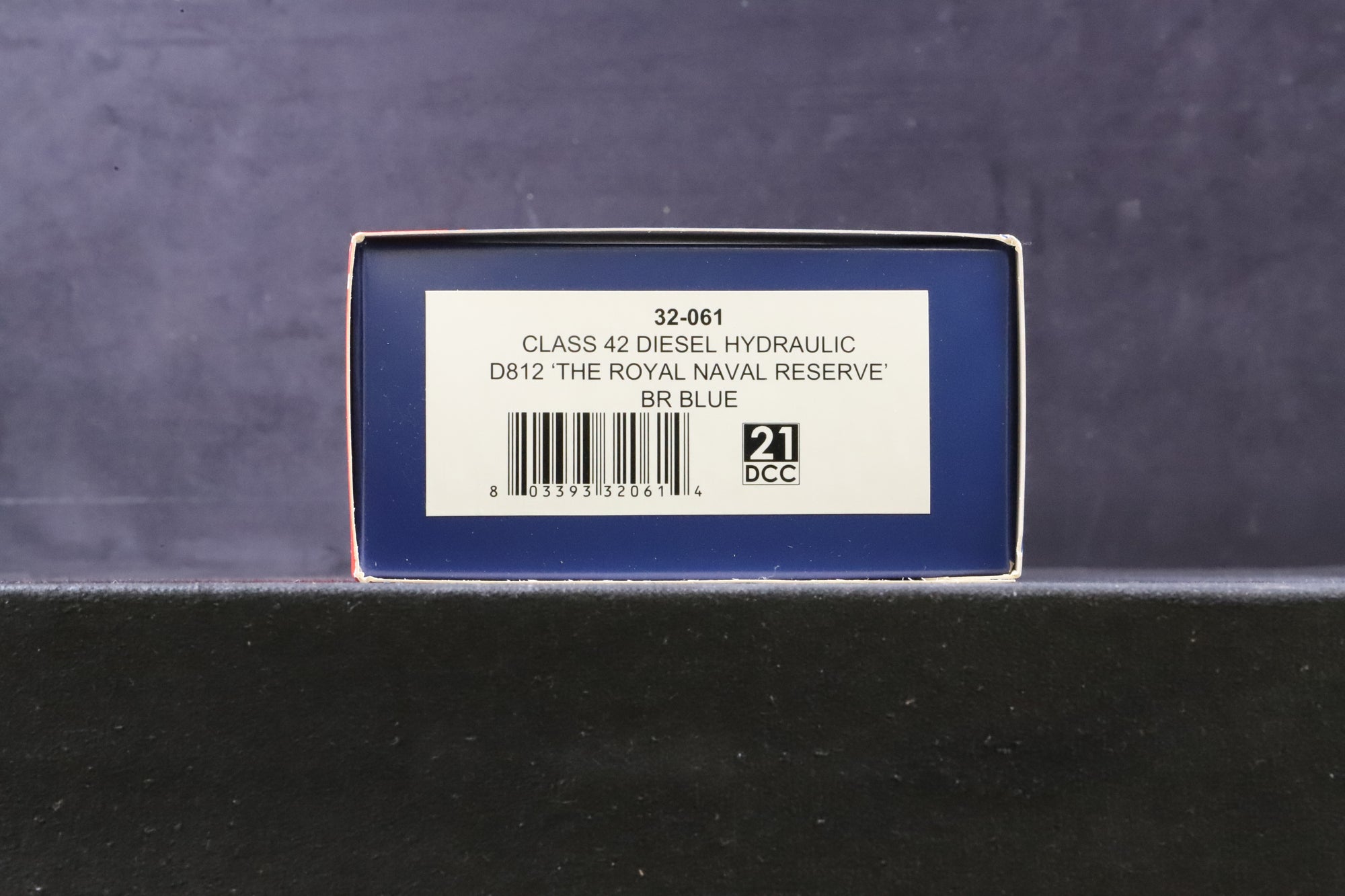 Bachmann OO 32-061 Class 42 Diesel Hydraulic 'D812' 'The Royal Naval Reserve' BR Blue