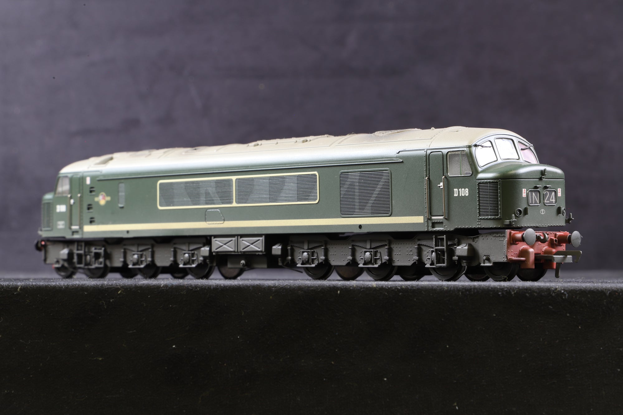 Bachmann OO 32-681 Class 45 D108 in BR Green w/ Split Headcodes - Weathered