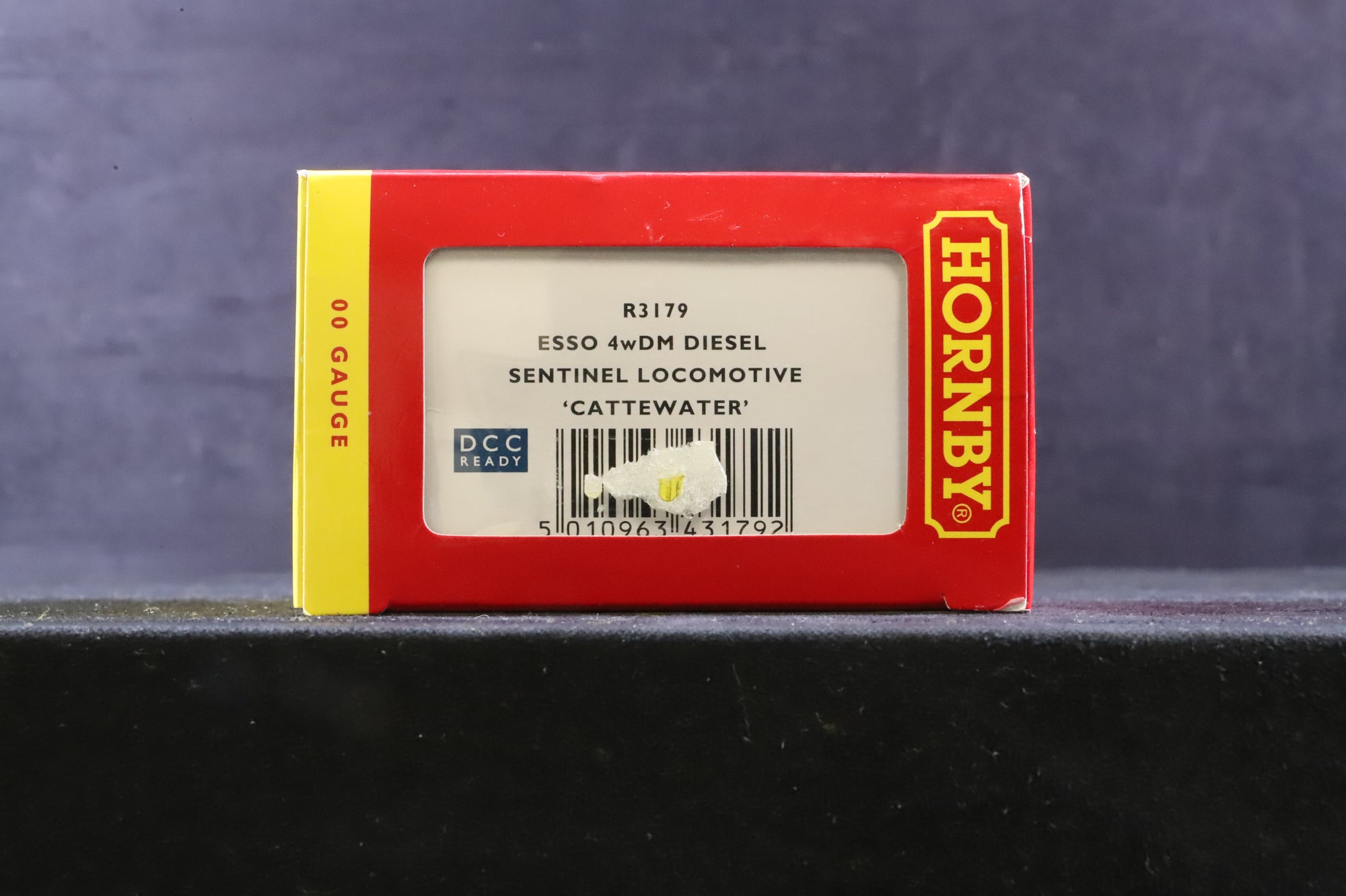 Hornby OO R3179 Sentinel 4wDM Shunter 'Cattewater' in Essso Bitumen Livery