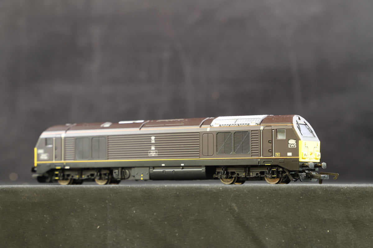 Hornby OO Class 67 &#39;67005&#39; &#39;Queens Messenger&#39; Royal Train Claret w/DB Logos