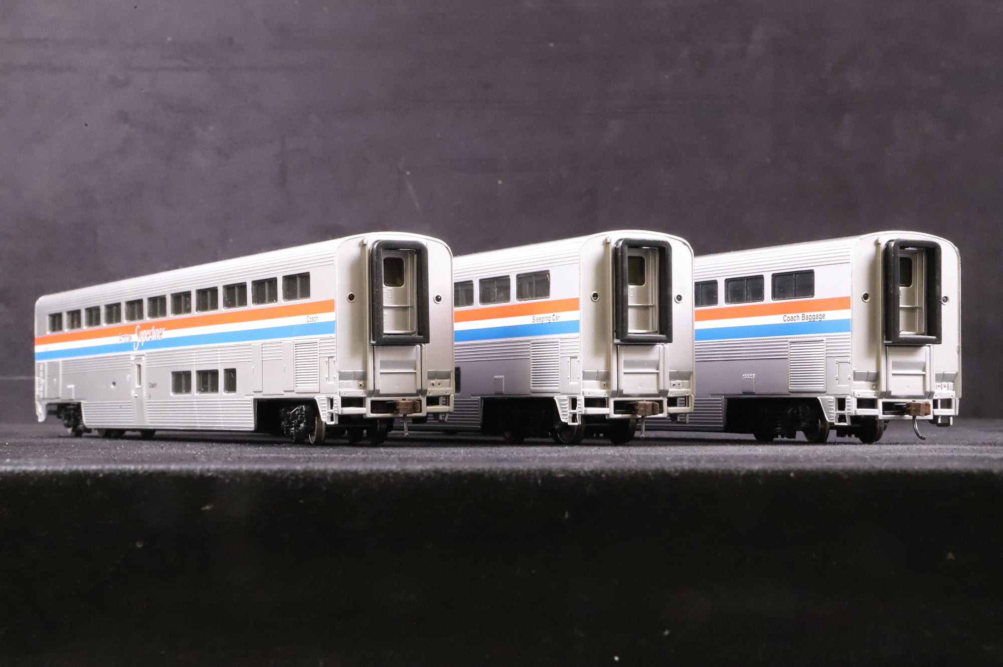 Walthers HO Rake of 3 Amtrak Superliner Coaches, Inc. 932-6154, 63 & 72