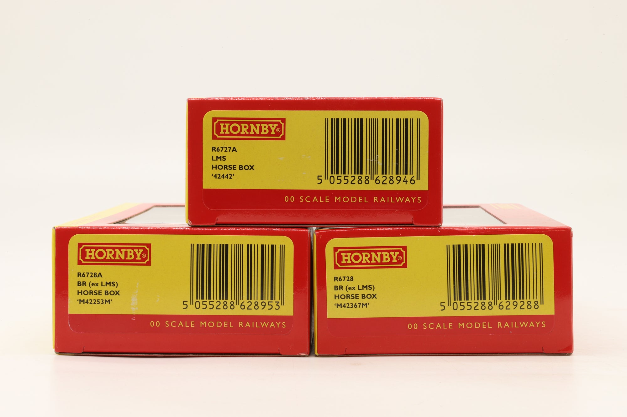 Hornby OO Rake Of 3 Horse Boxes Crimson Inc. R6727A, R6728 & R6728A