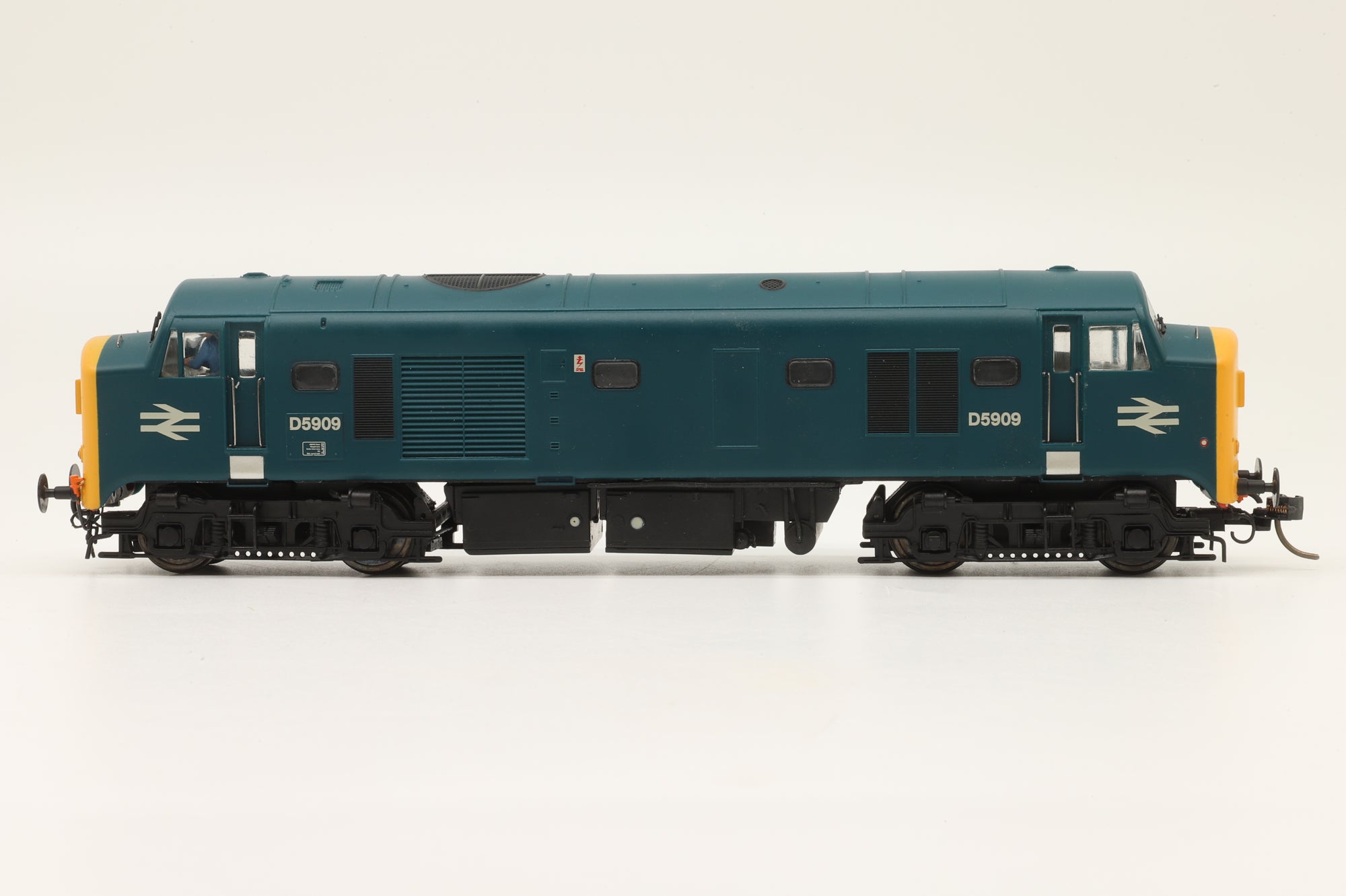 Heljan OO 2302 Class 23 'D5908' Green Livery with Full Yellow Ends & Double Arrow, DCC Sound