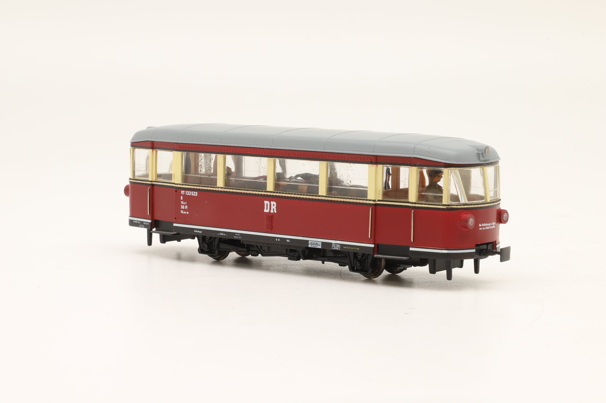 BEMO 1:87/12mm 1233833 Triebwagen VT 133 523 in DR Red/Cream