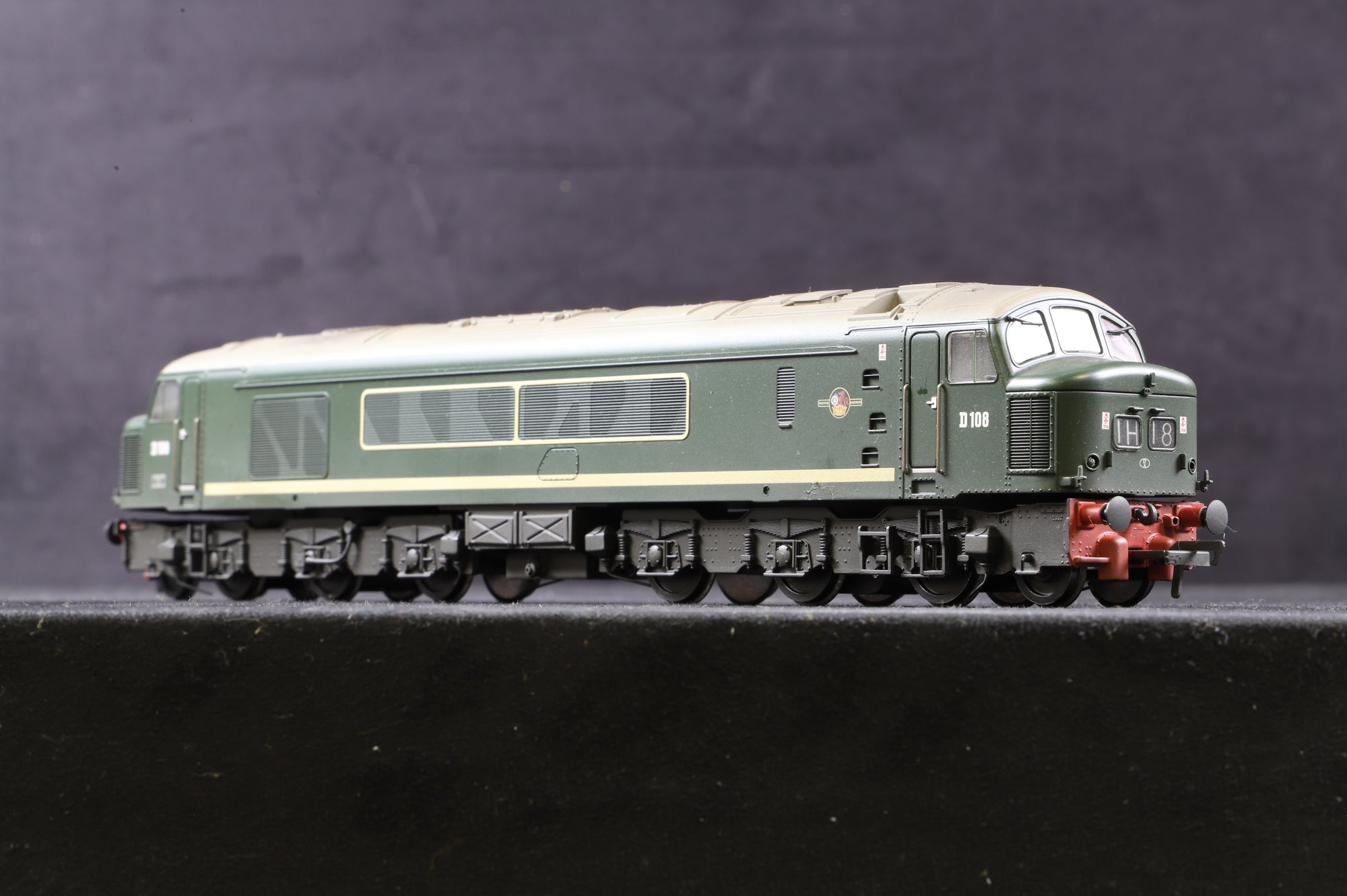 Bachmann OO 32-681 Class 45 D108 in BR Green w/ Split Headcodes - Weathered