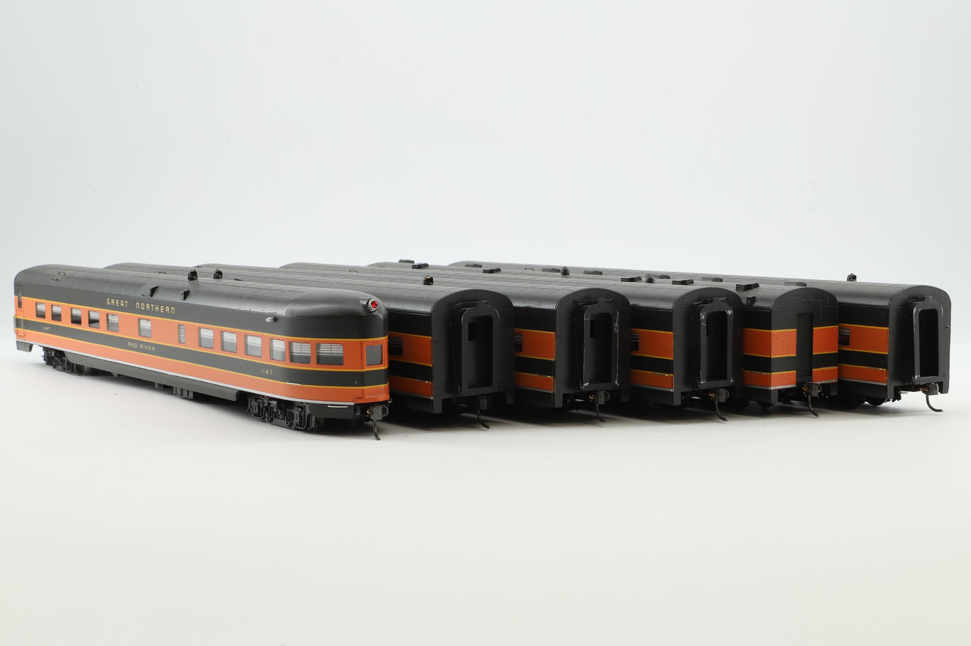 Spectrum HO Rake of 6 Great Northern Coaches, Inc. '1107', '1117', '1137', '1138', '1139' & '1147'