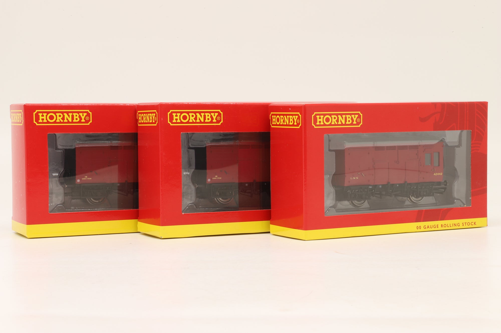 Hornby OO Rake Of 3 Horse Boxes Crimson Inc. R6727A, R6728 & R6728A
