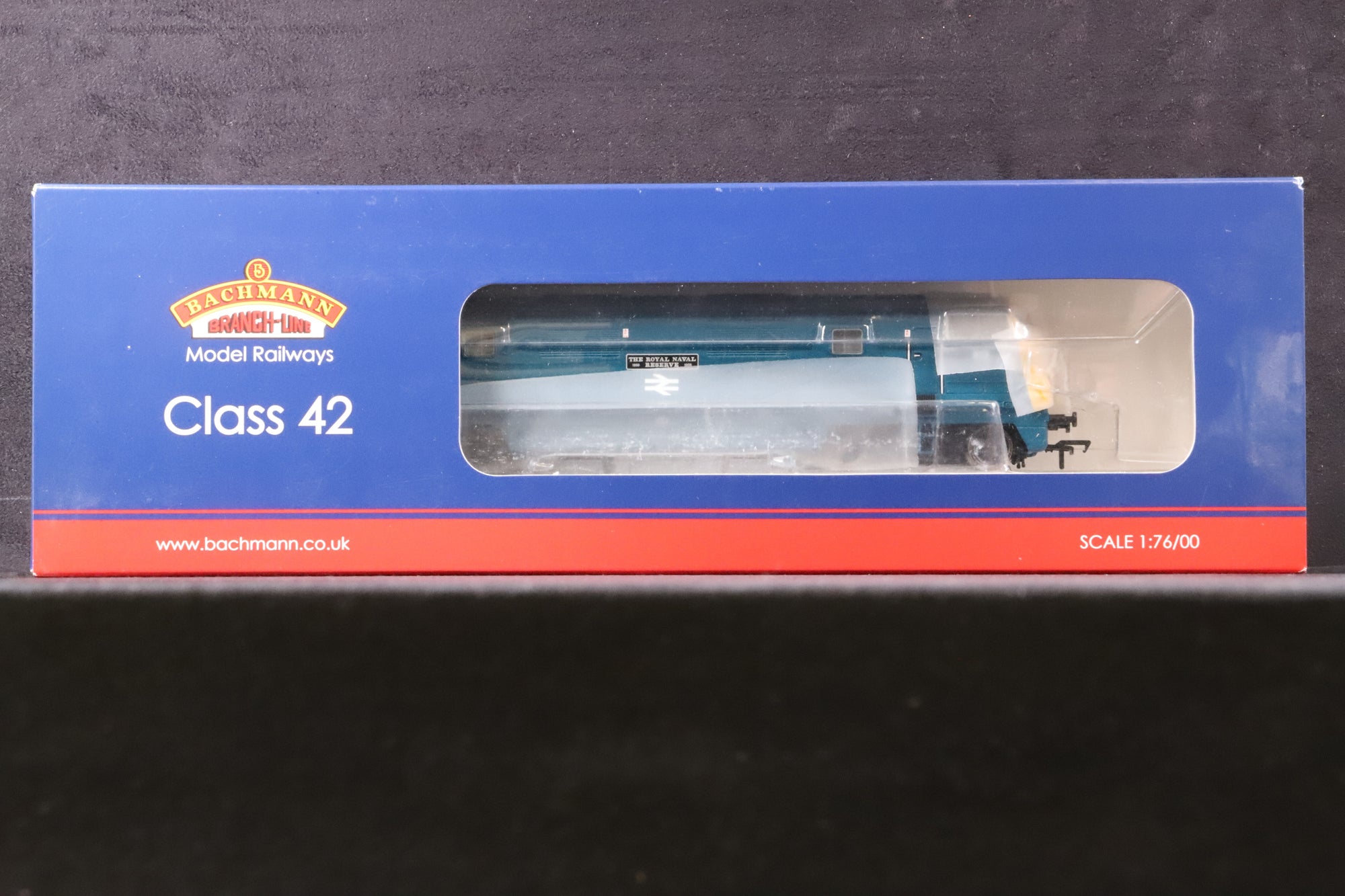 Bachmann OO 32-061 Class 42 Diesel Hydraulic 'D812' 'The Royal Naval Reserve' BR Blue