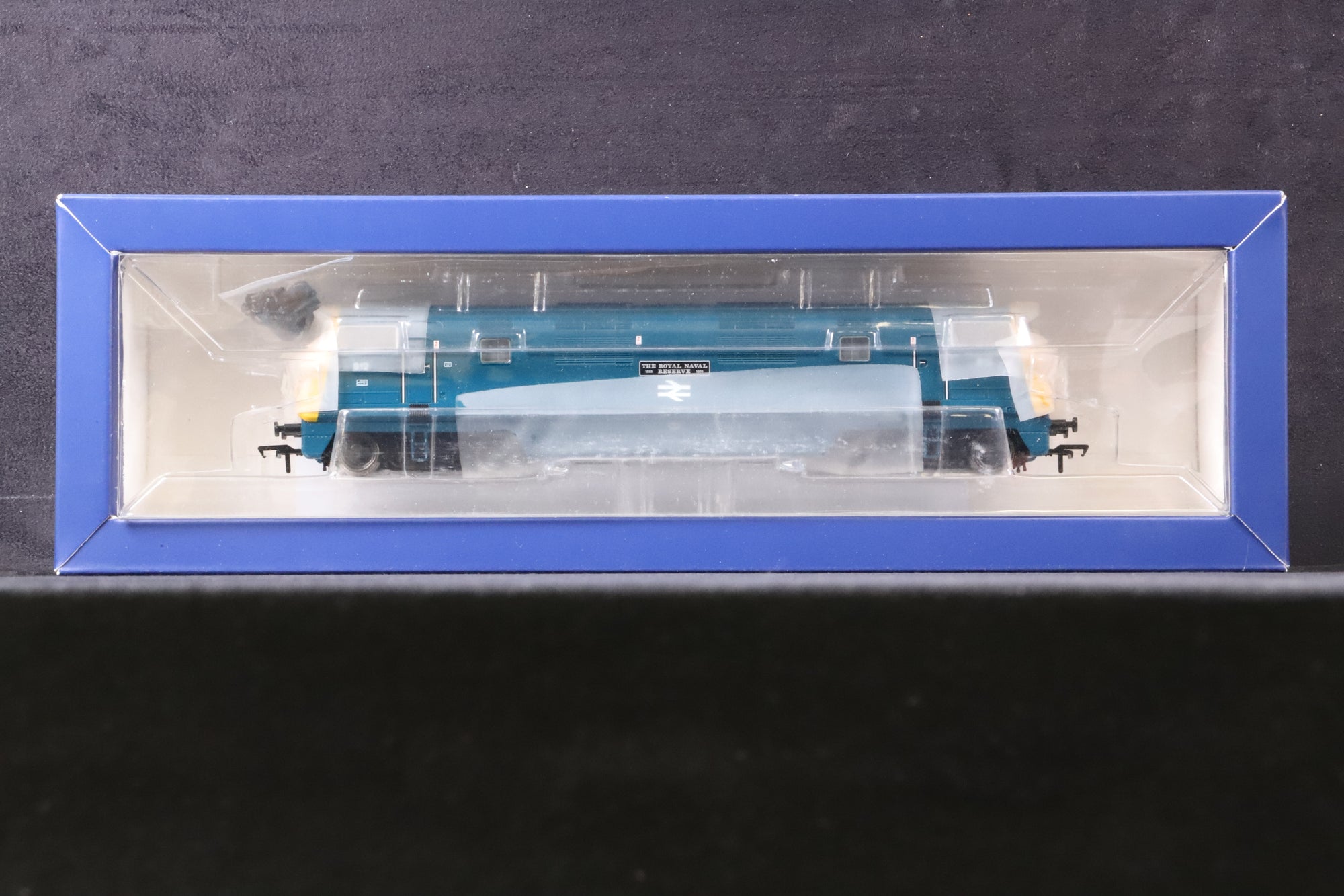Bachmann OO 32-061 Class 42 Diesel Hydraulic 'D812' 'The Royal Naval Reserve' BR Blue