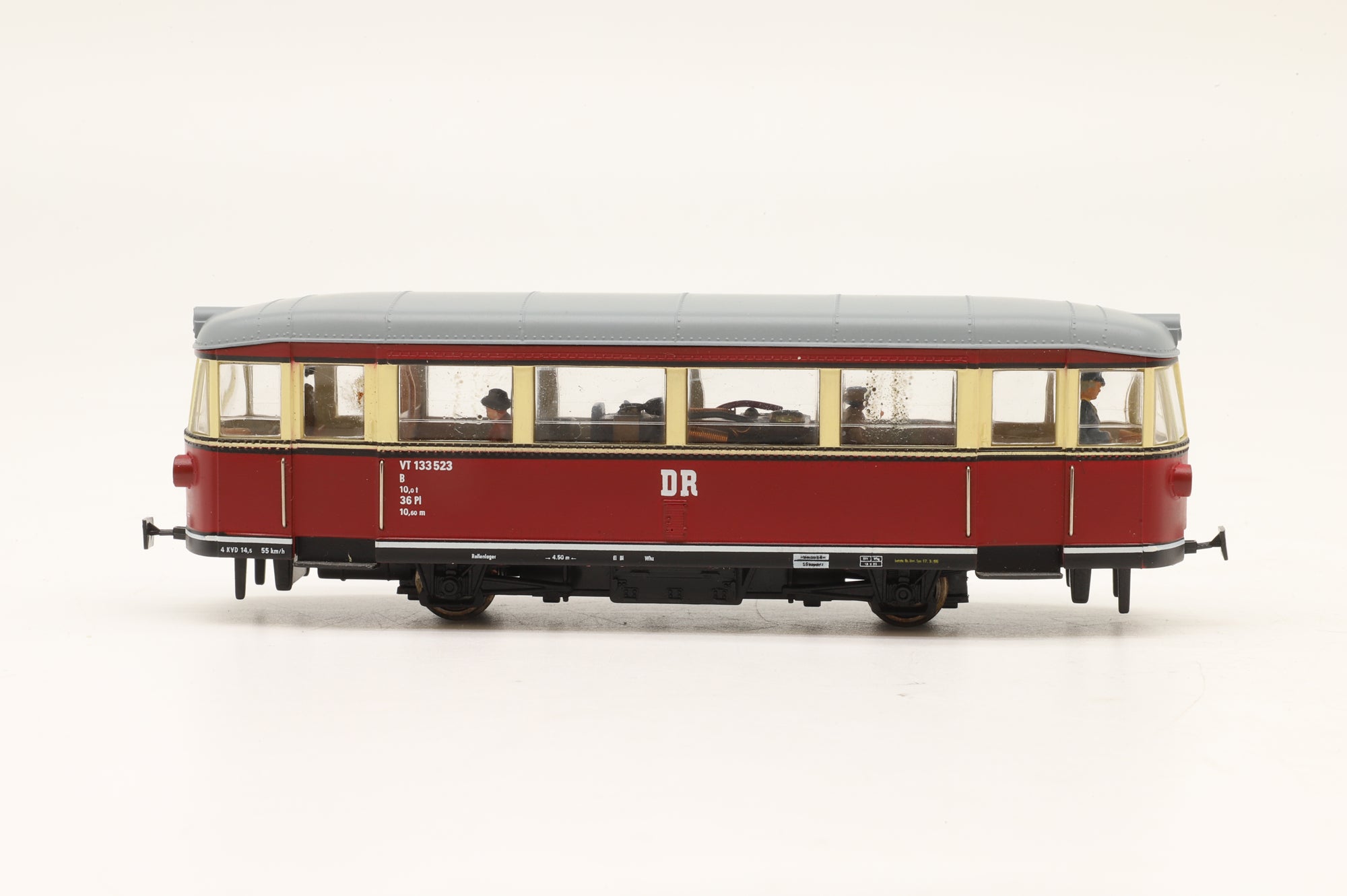 BEMO 1:87/12mm 1233833 Triebwagen VT 133 523 in DR Red/Cream