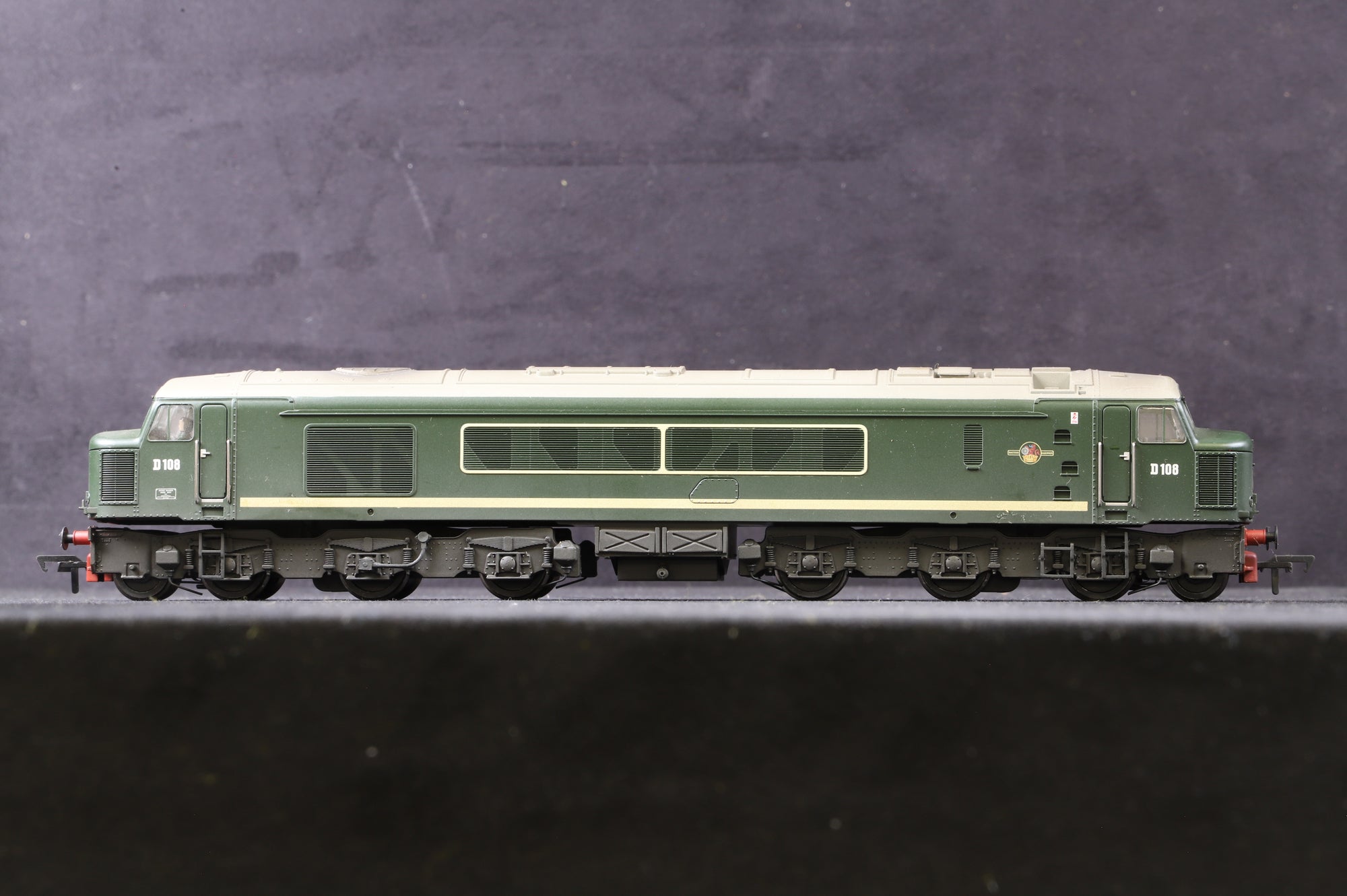 Bachmann OO 32-681 Class 45 D108 in BR Green w/ Split Headcodes - Weathered