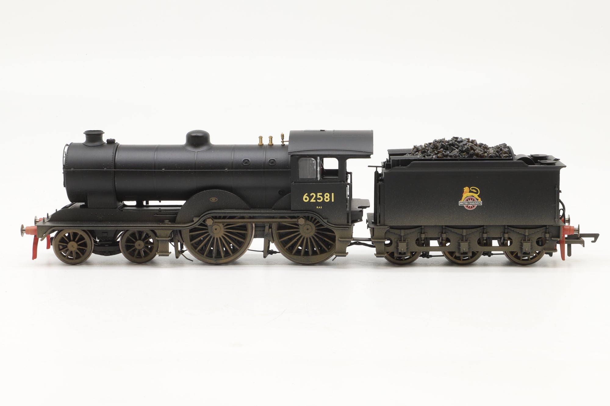 Hornby OO R3303 Class D16/3 62581 in BR Black w/ Early Crests - Weathered