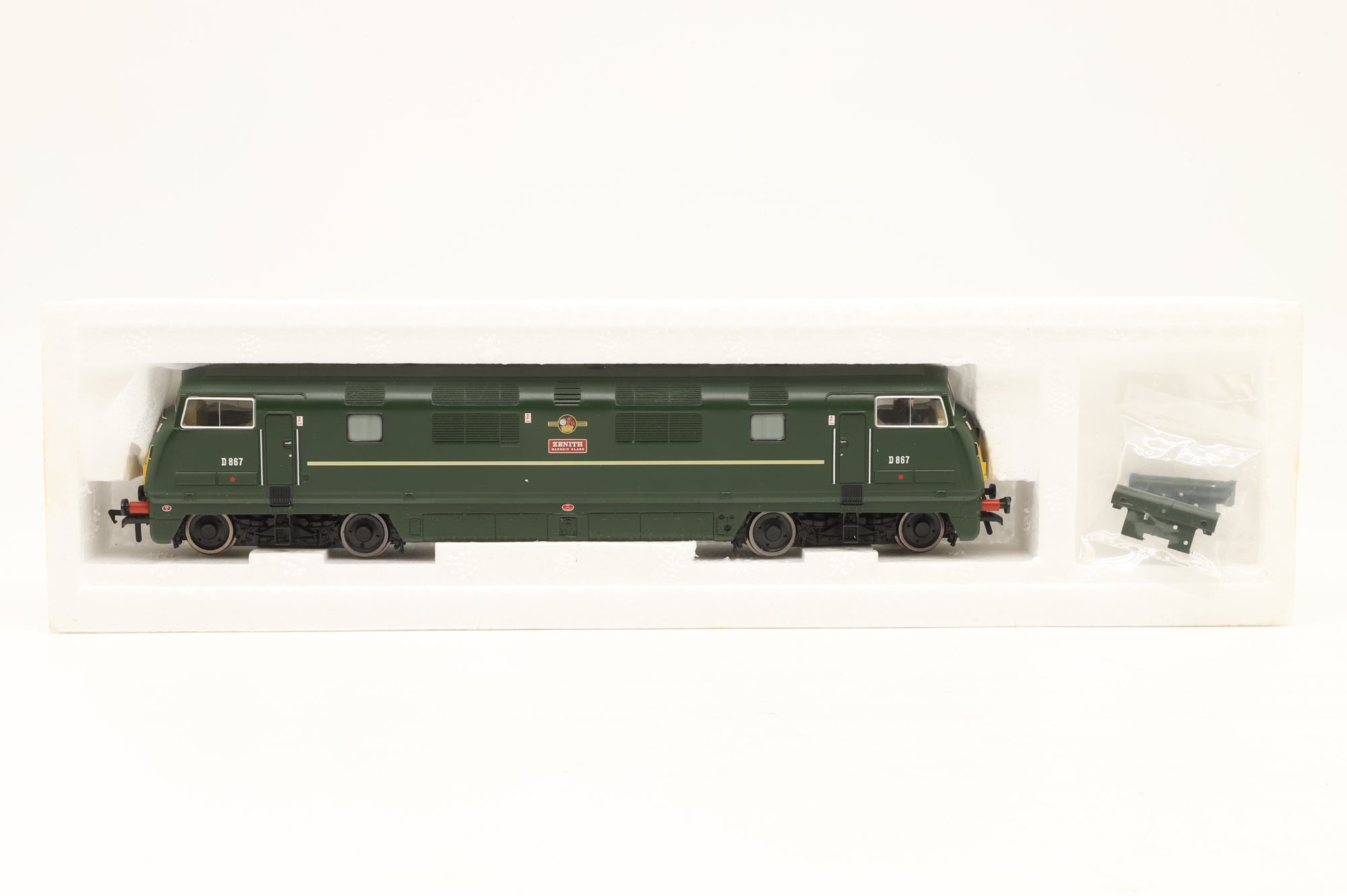 Bachmann OO 32-051 Class 42 Warship Diesel 'D832' 'Onslaught' BR Green