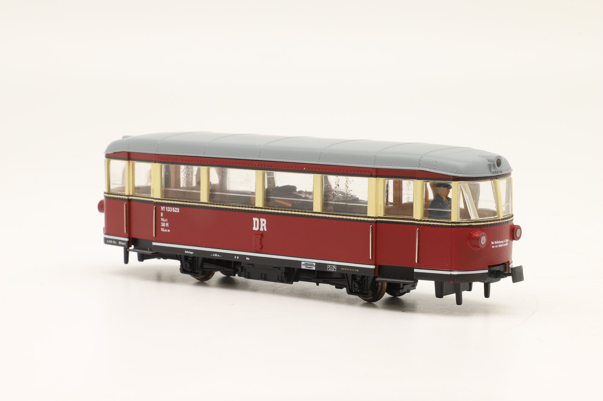 BEMO 1:87/12mm 1233833 Triebwagen VT 133 523 in DR Red/Cream