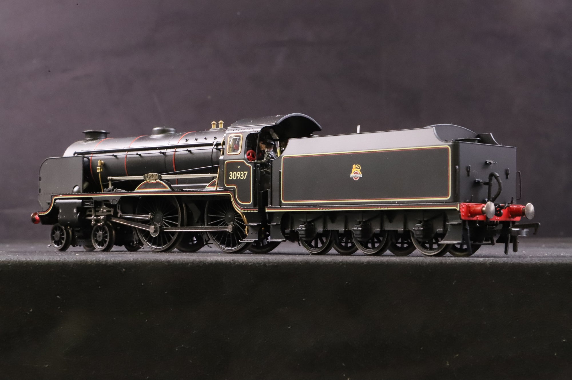 Hornby OO R3194 BR 4-4-0 Schools Class EPSOM, DCC Fitted