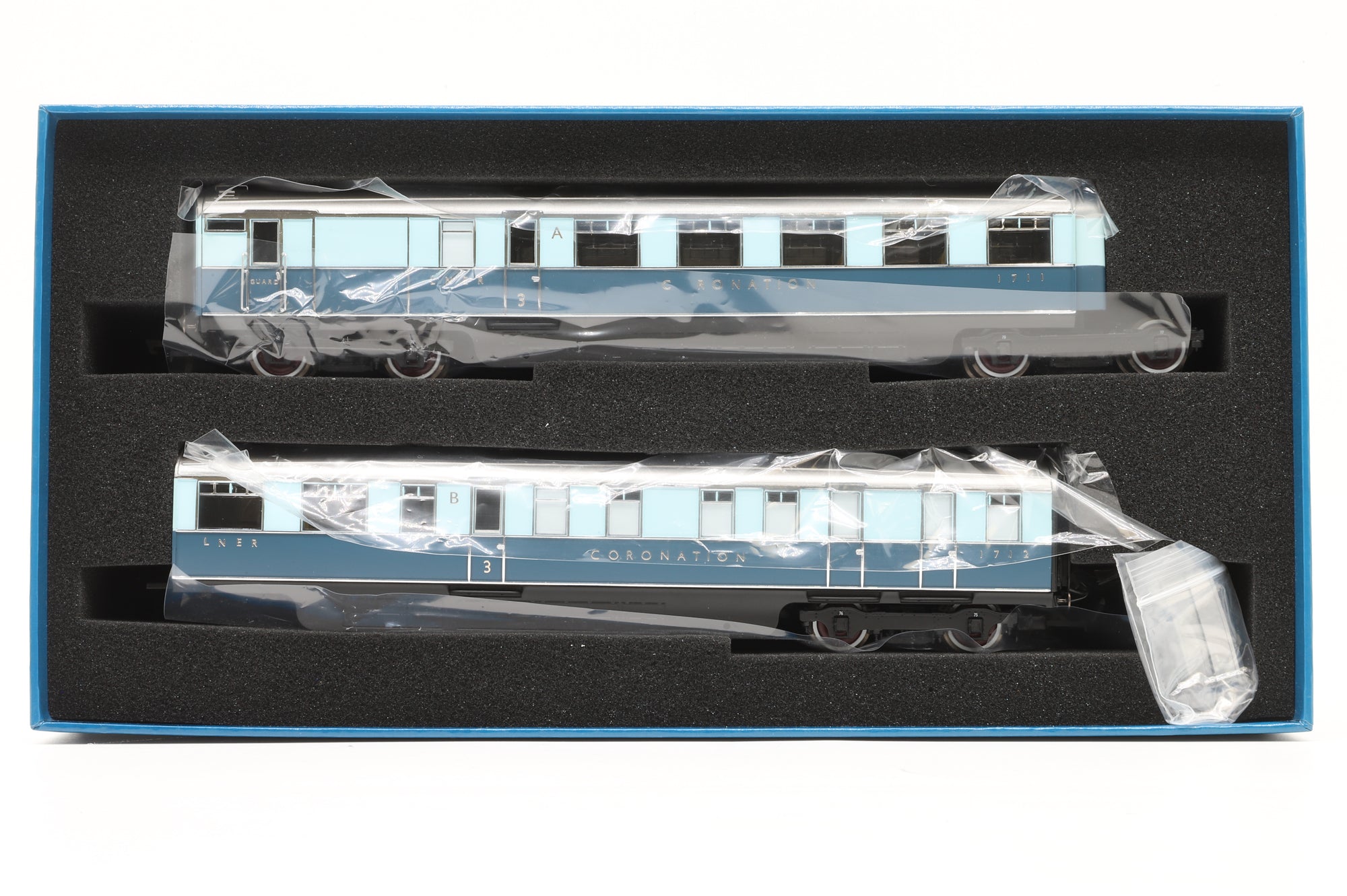Hornby OO R40223 LNER Coronation Braked 3rd & Kitchen 3rd Coach Pack