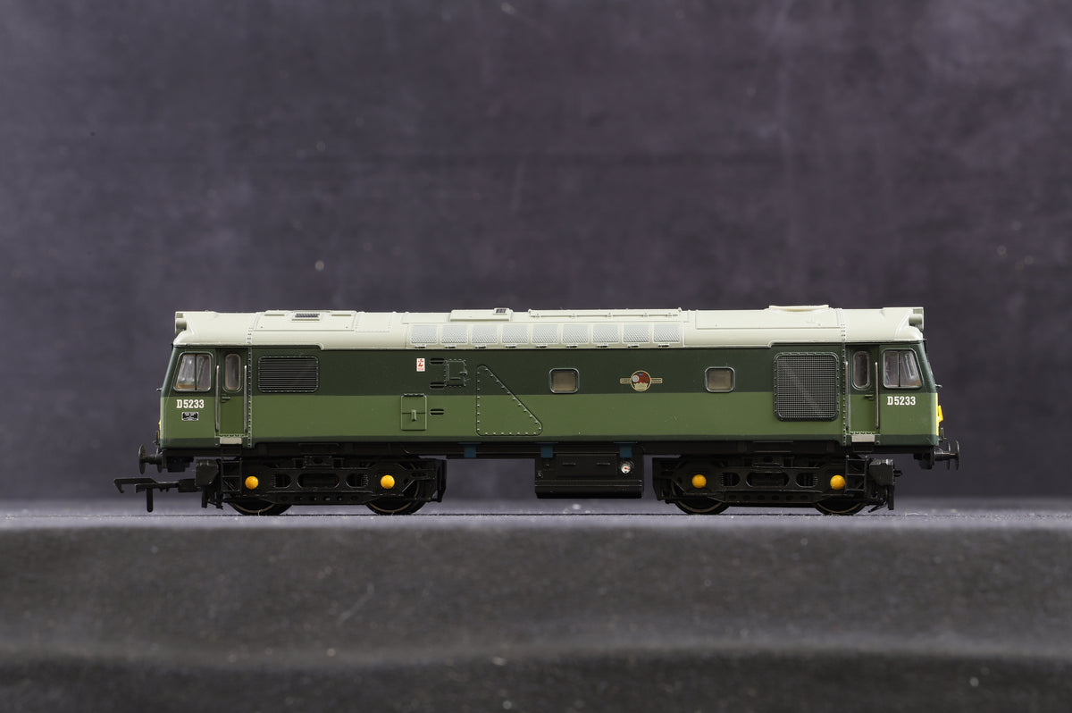 Bachmann OO 32-411 Class 25 &#39;D5233&#39; Two Tone BR Green L/C