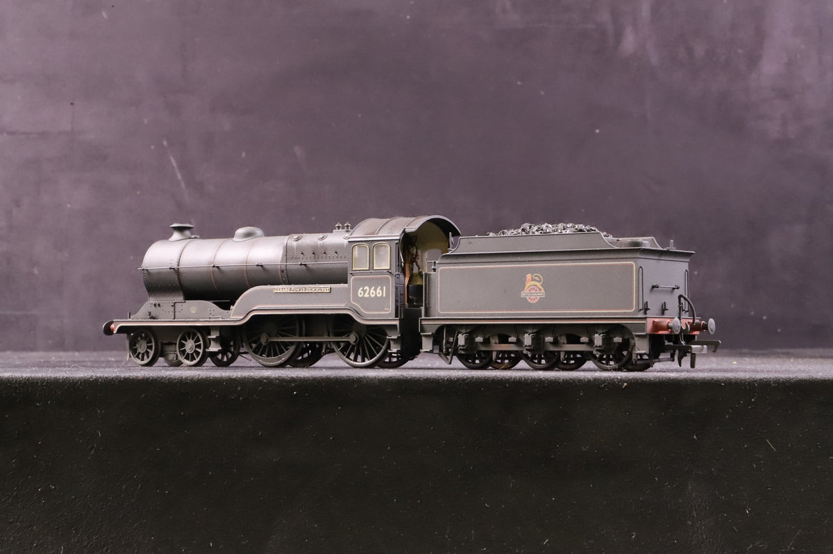 Bachmann OO 31-146 Class 11F 62661 &#39;Gerard Powys Dewhurst&#39; in Lined BR Black w/ Early Crests - Weathered