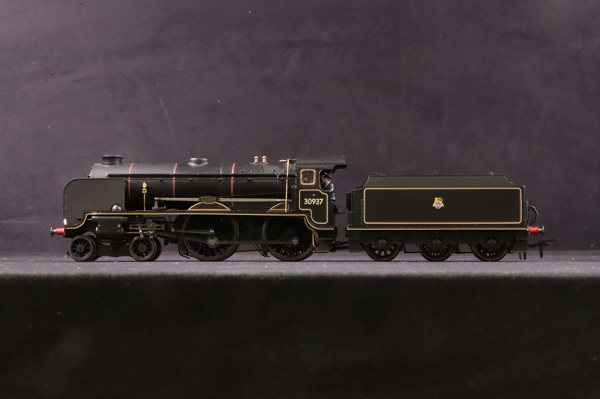 Hornby OO R3194 BR 4-4-0 Schools Class EPSOM, DCC Fitted