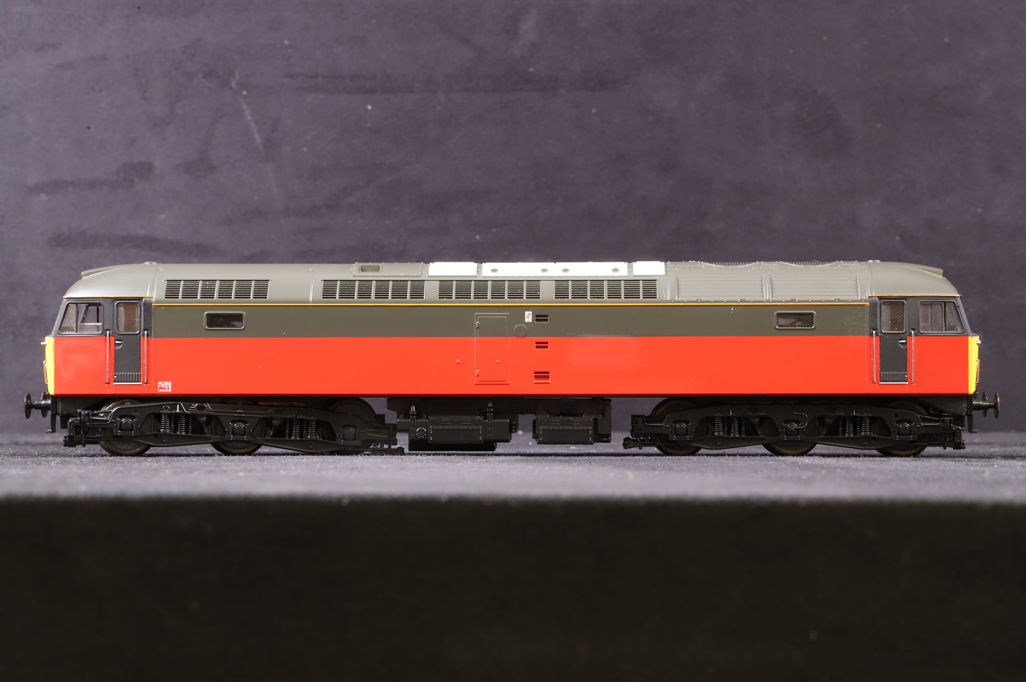 Heljan OO 4811 Class 47/4 Parcels livery, Un-numbered & named