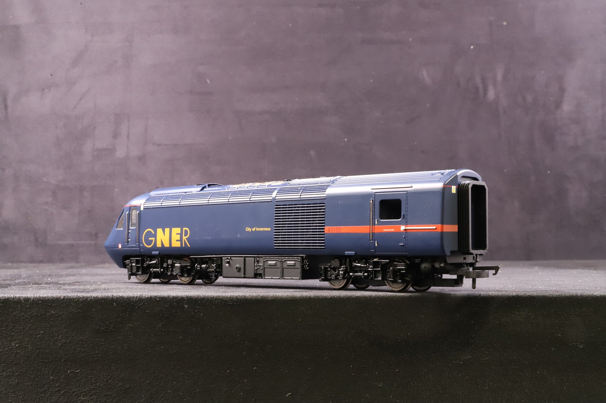 Hornby OO R2703 Class 43 HST Set 43113 'The Highlands' & 43105 'City of Inverness' in GNER Livery