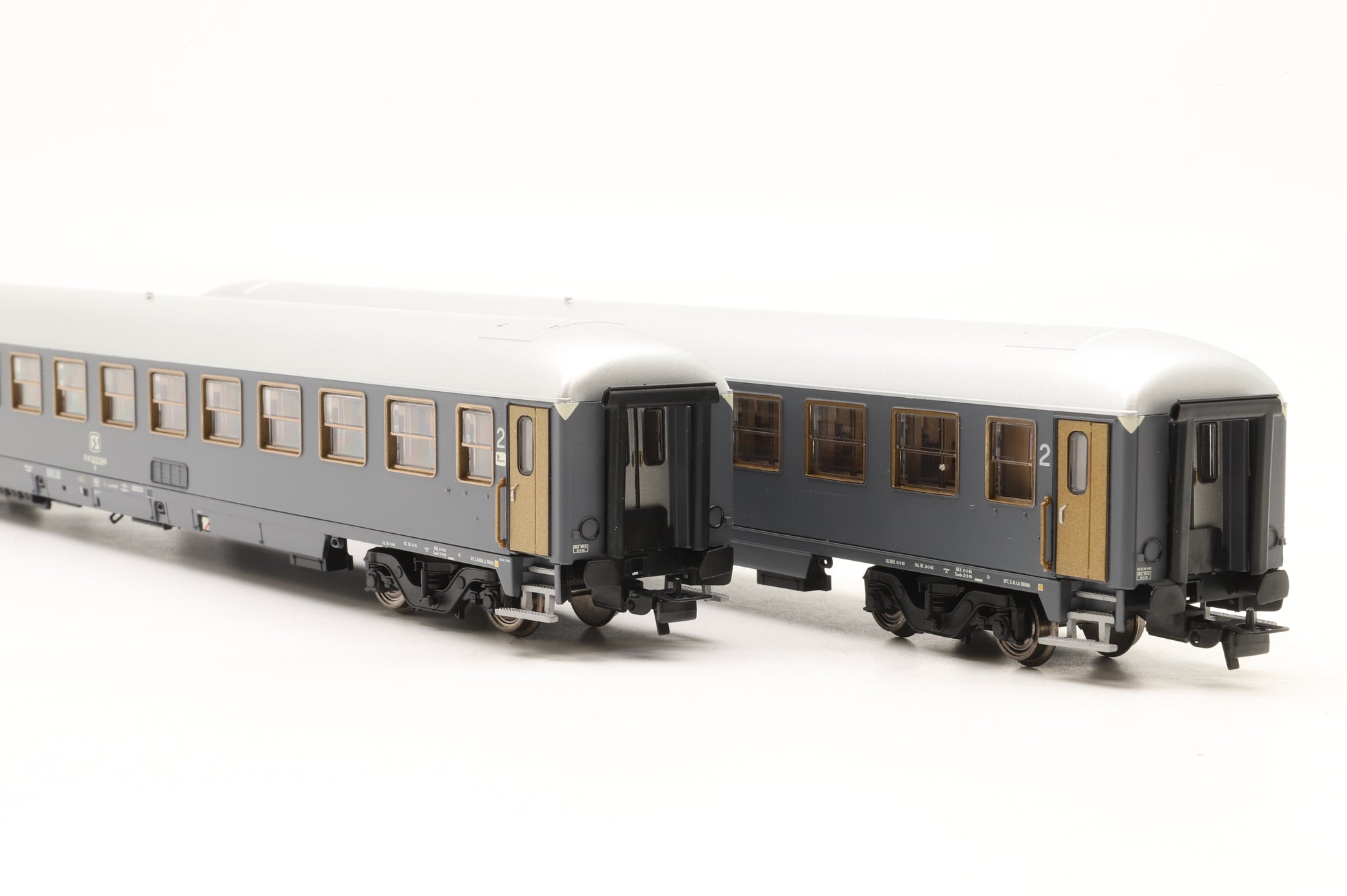 Rivarossi HO HR4243 Set of 2x UIC-X Coaches in FS Grey